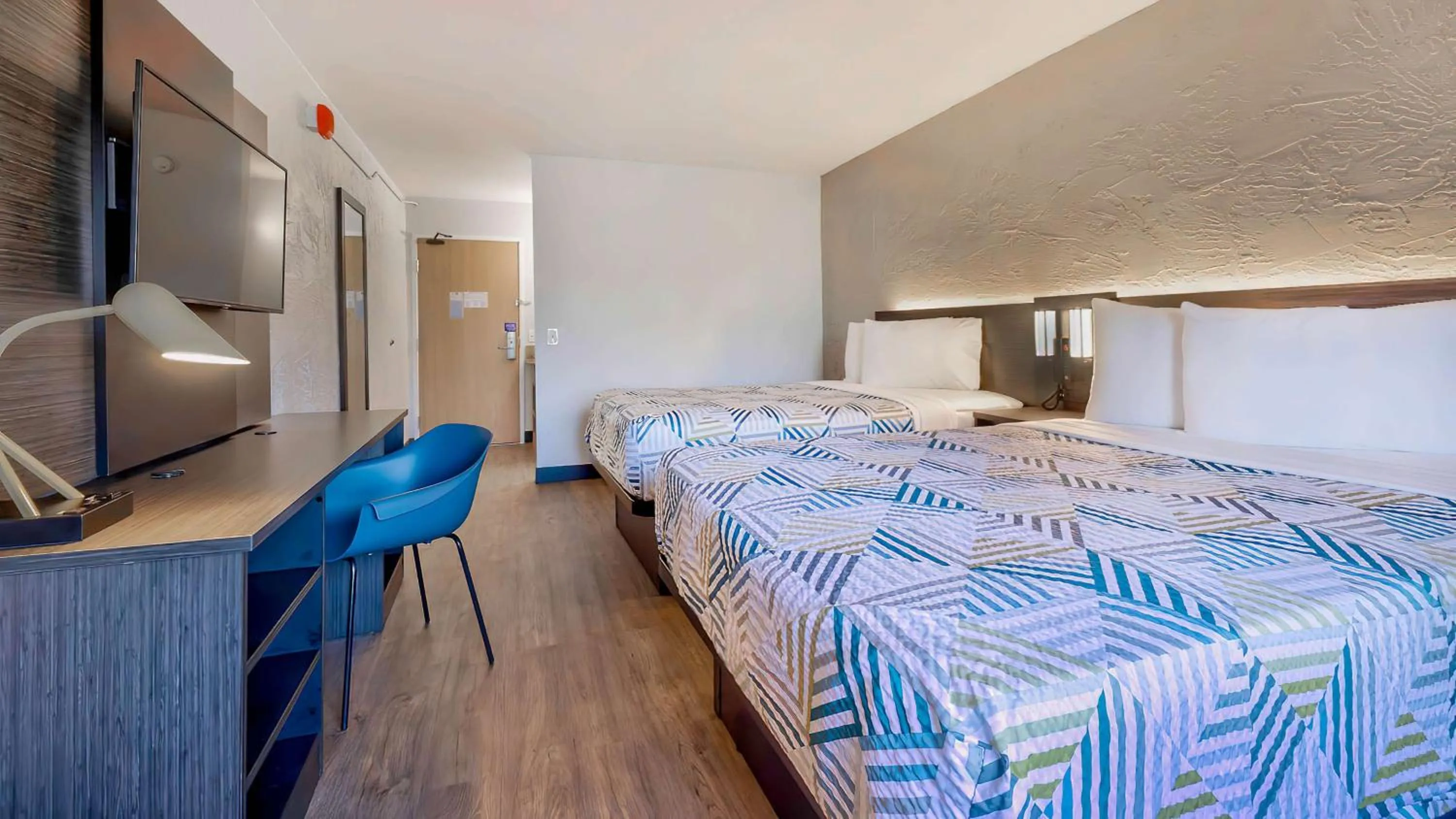 Bedroom, Bed in Motel 6-Milwaukee, WI - Glendale