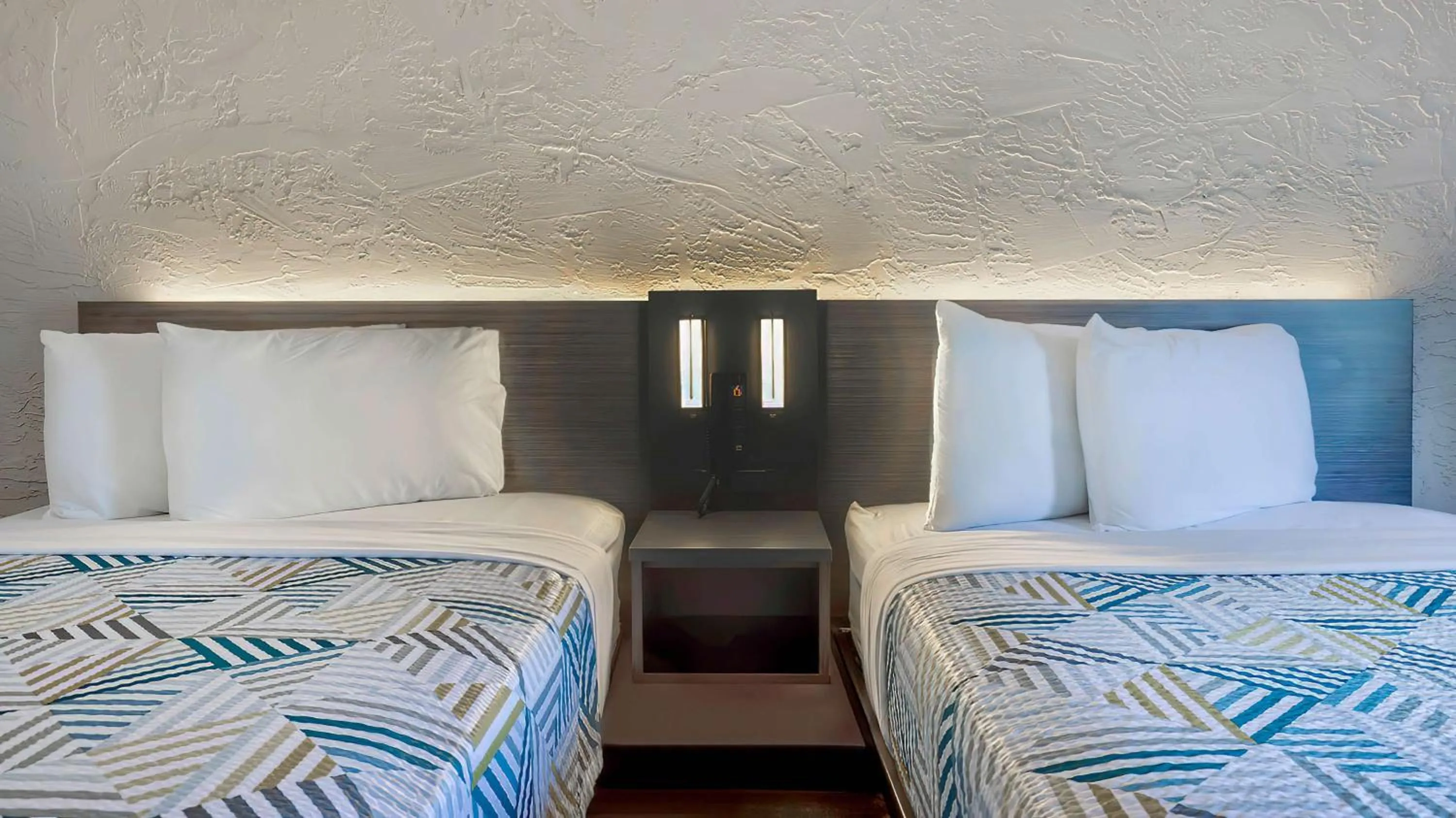 Bedroom, Bed in Motel 6-Milwaukee, WI - Glendale