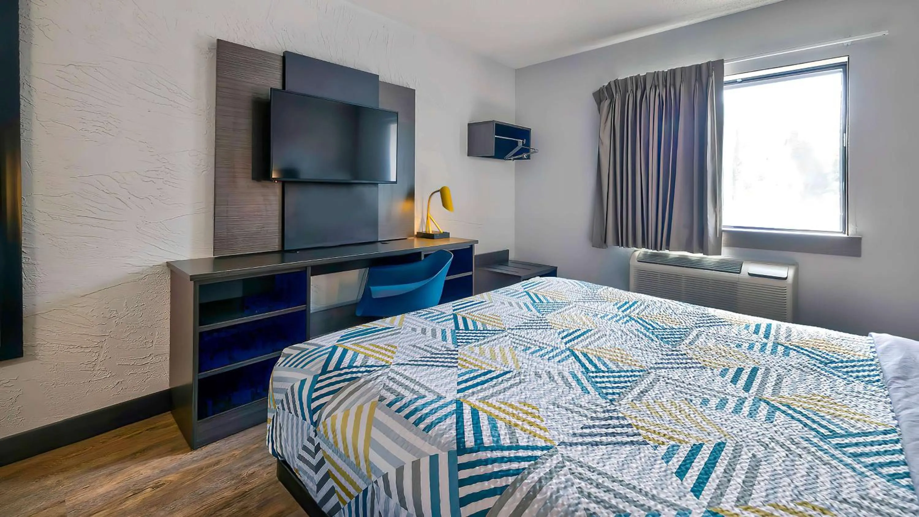 Bedroom, Bed in Motel 6-Milwaukee, WI - Glendale