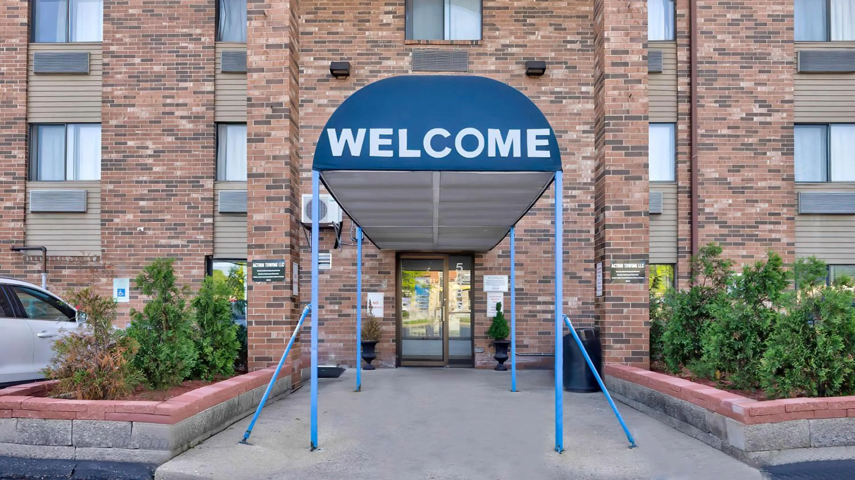 Property building in Motel 6-Milwaukee, WI - Glendale