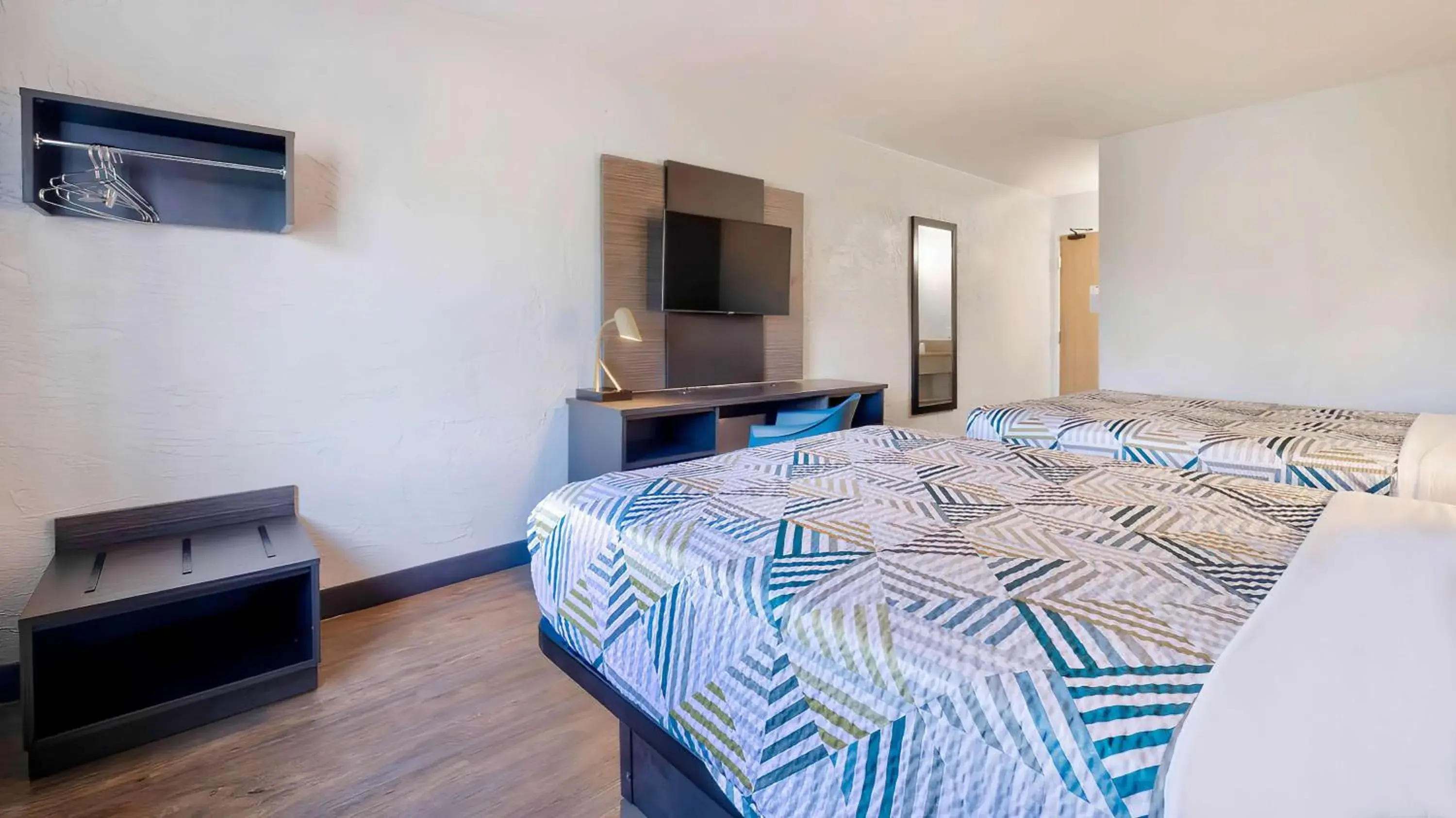 Quadruple Room - Non-Smoking in Motel 6-Milwaukee, WI - Glendale Quadruple Room - Non-Smoking in Motel 6-Milwaukee, WI - Glendale