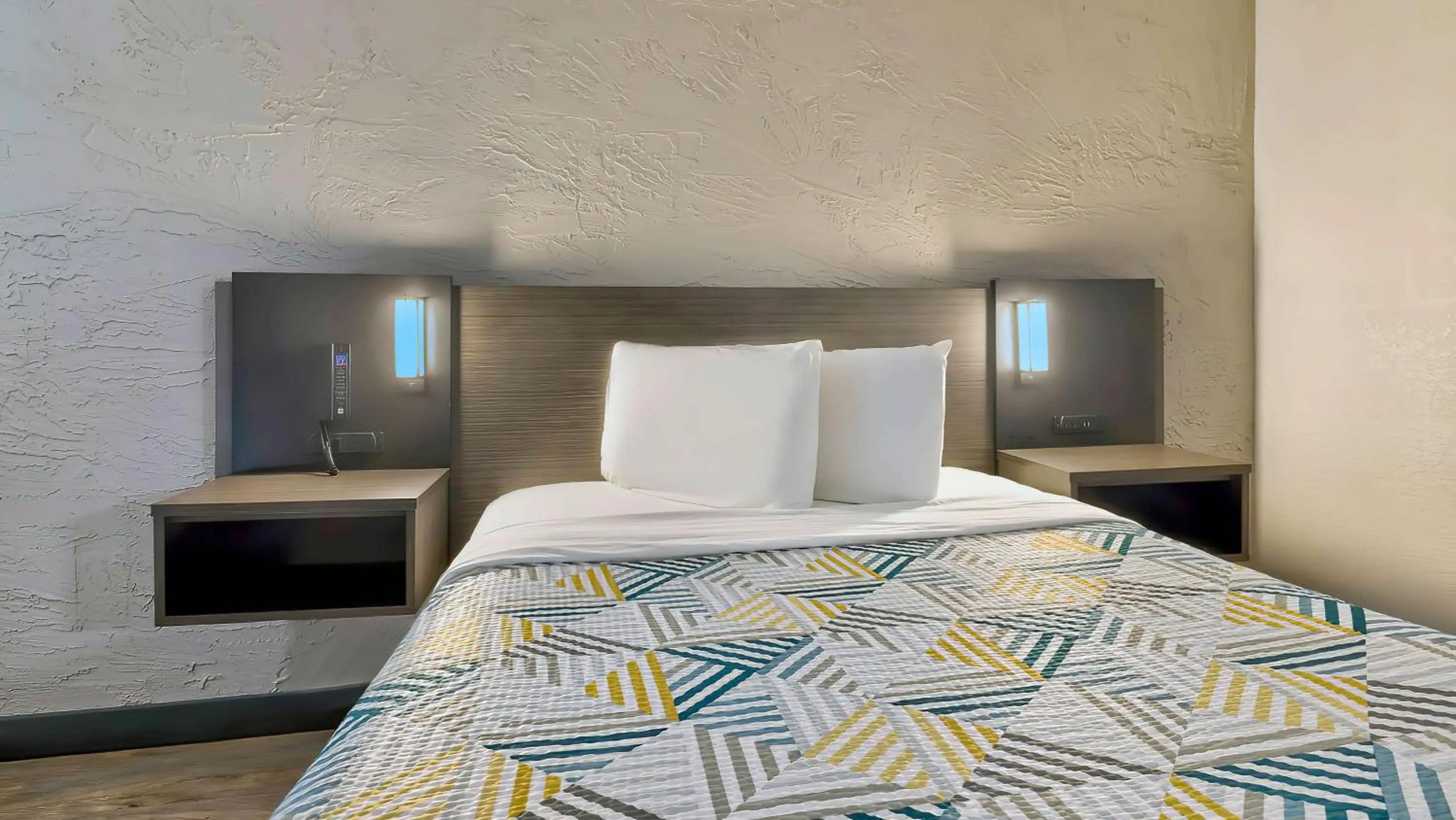 Bedroom, Bed in Motel 6-Milwaukee, WI - Glendale