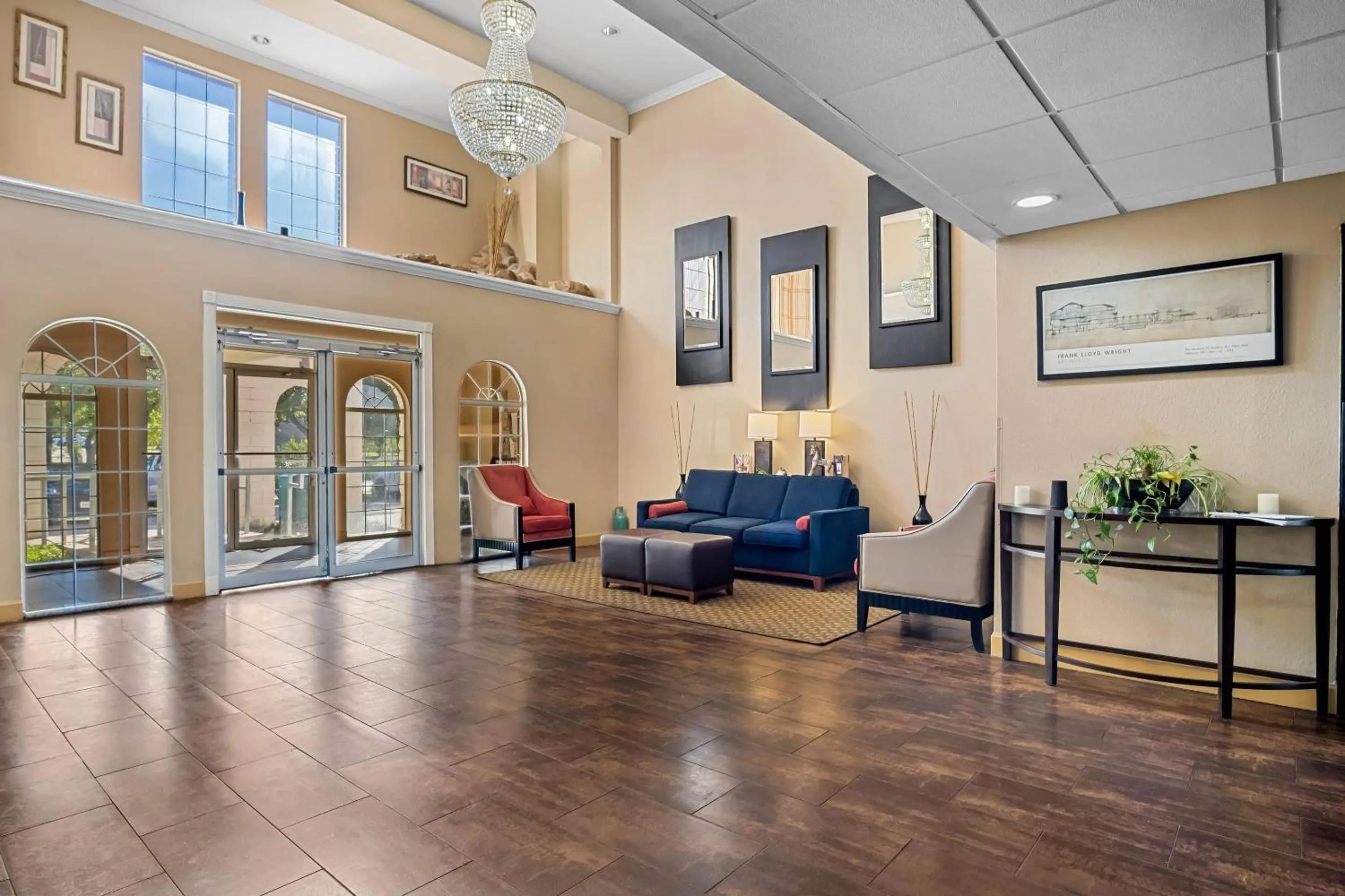 Lobby or reception in Quality Suites Irving-Las Colinas