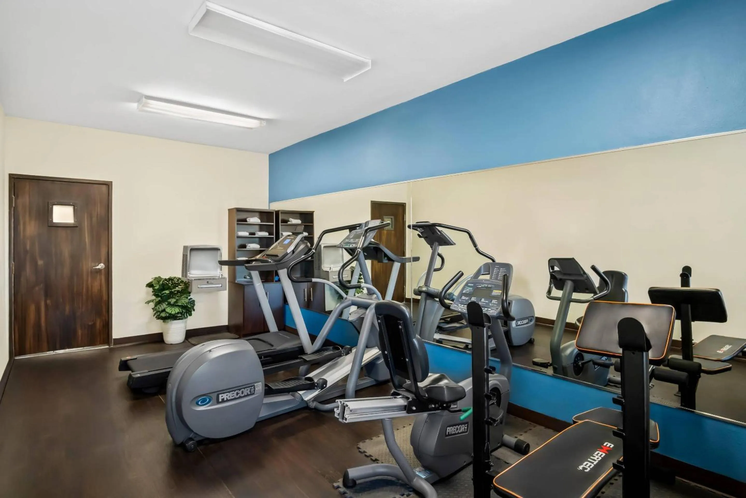 Fitness centre/facilities in Quality Suites Irving-Las Colinas