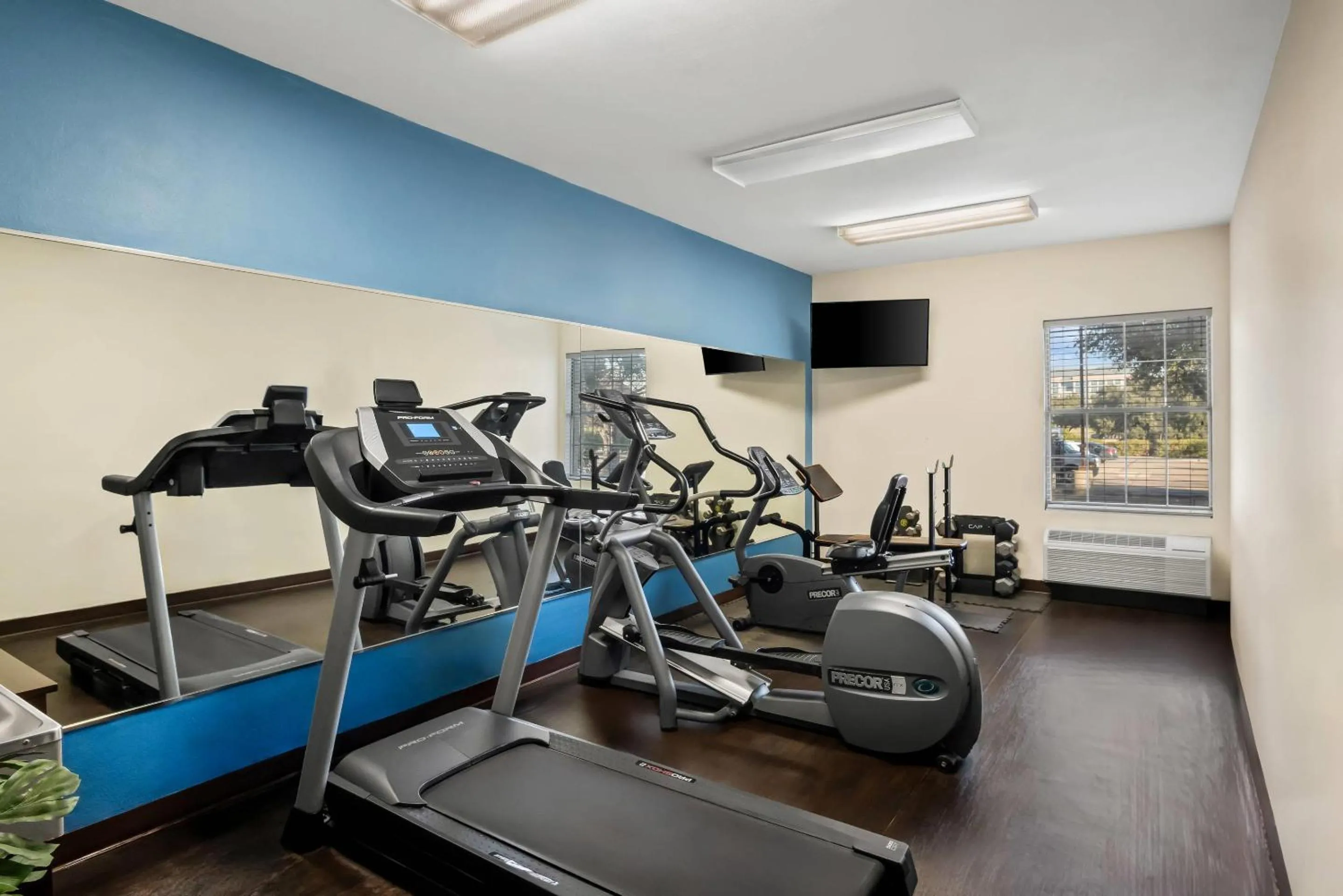 Fitness centre/facilities in Quality Suites Irving-Las Colinas