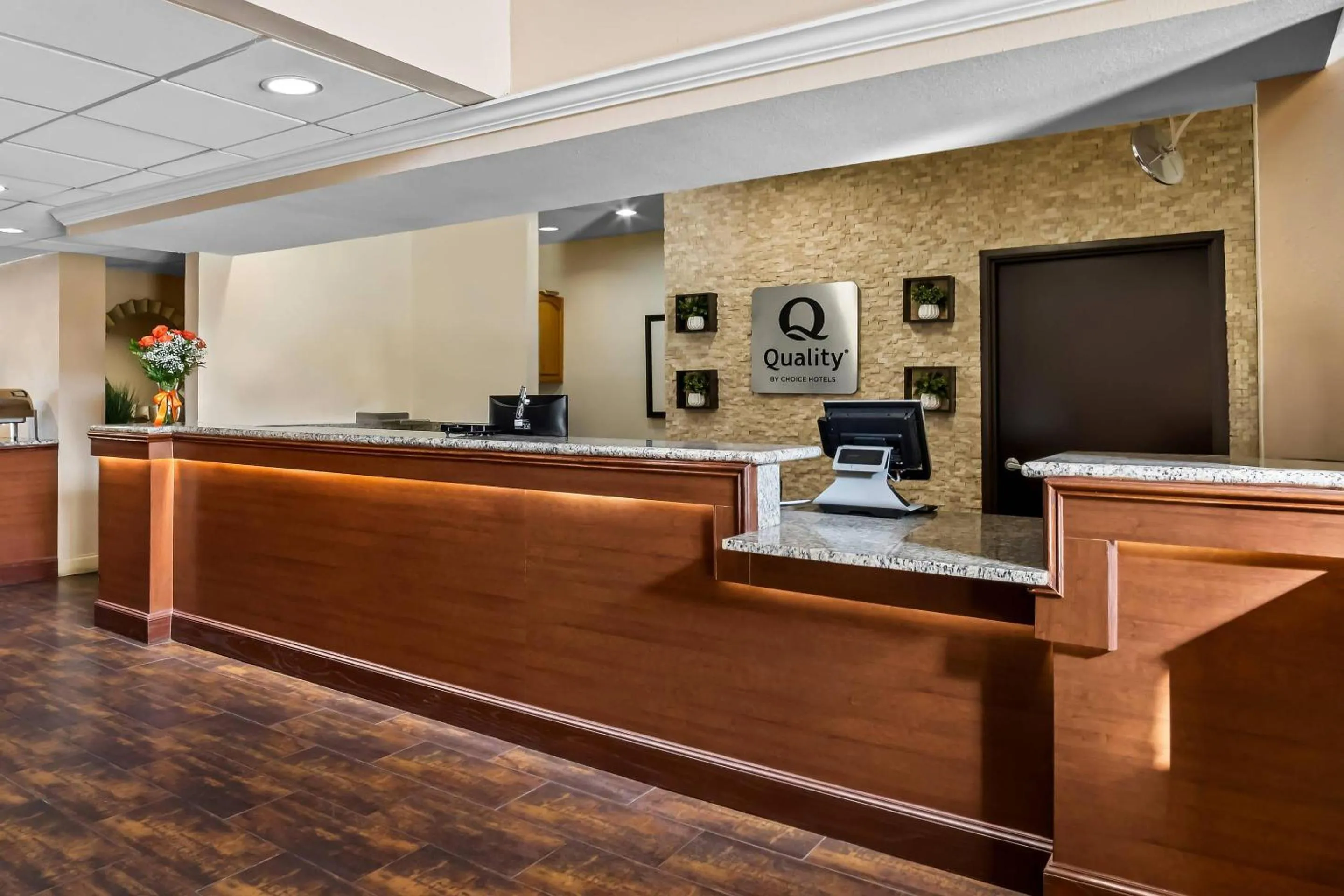 Lobby or reception in Quality Suites Irving-Las Colinas