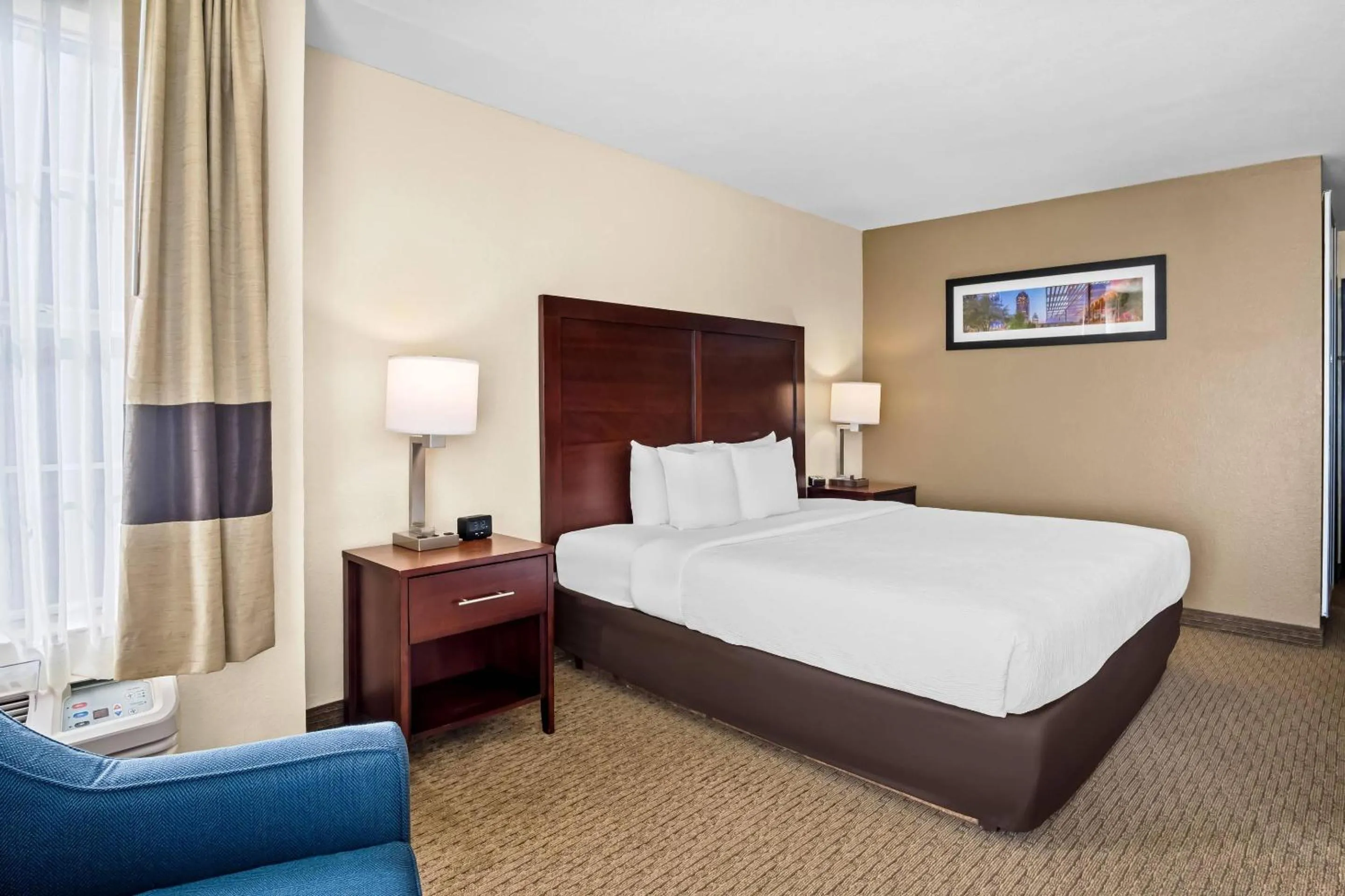 Bedroom, Bed in Quality Suites Irving-Las Colinas