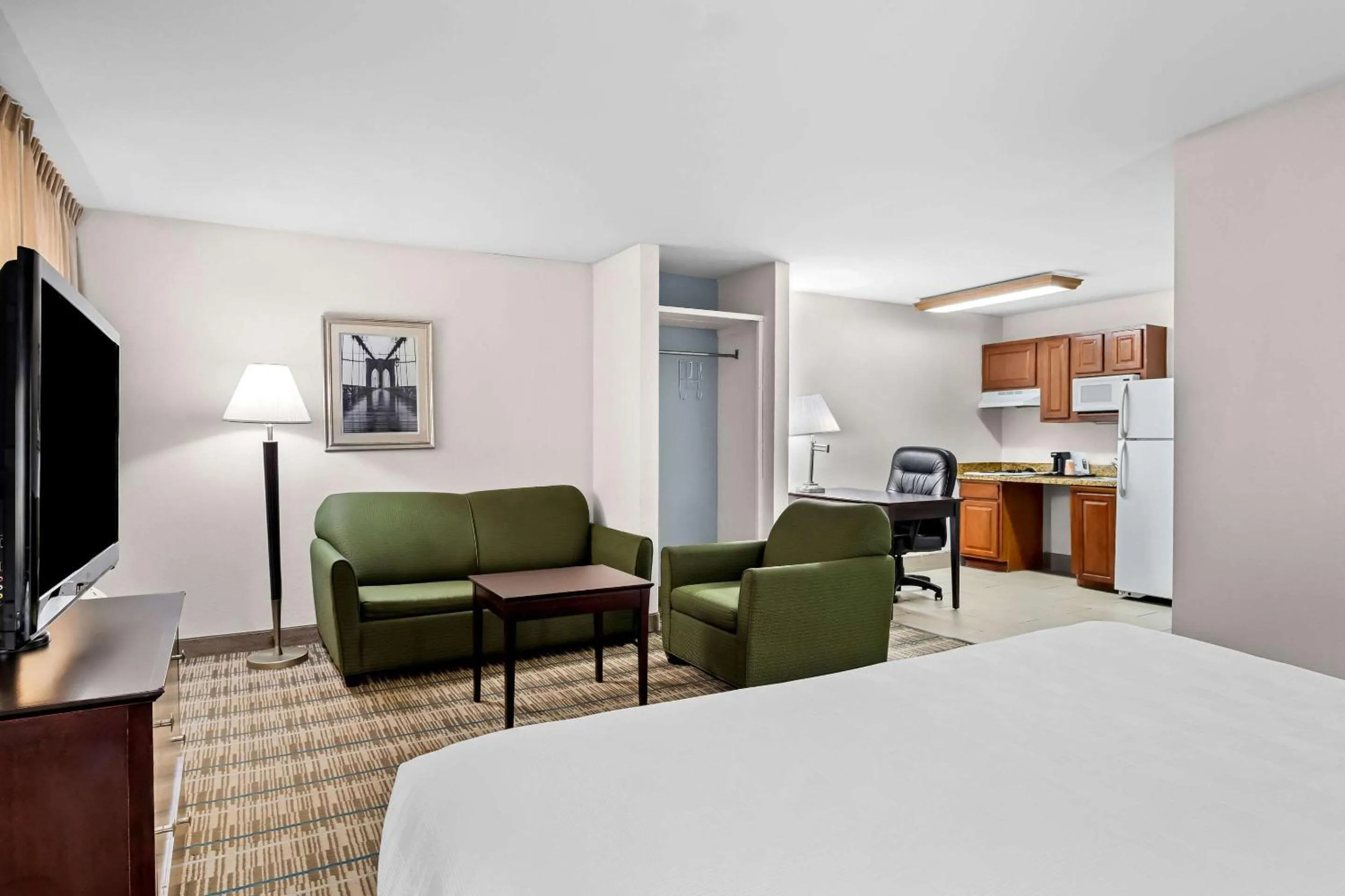 Bedroom, Bed in MainStay Suites Addison-Dallas