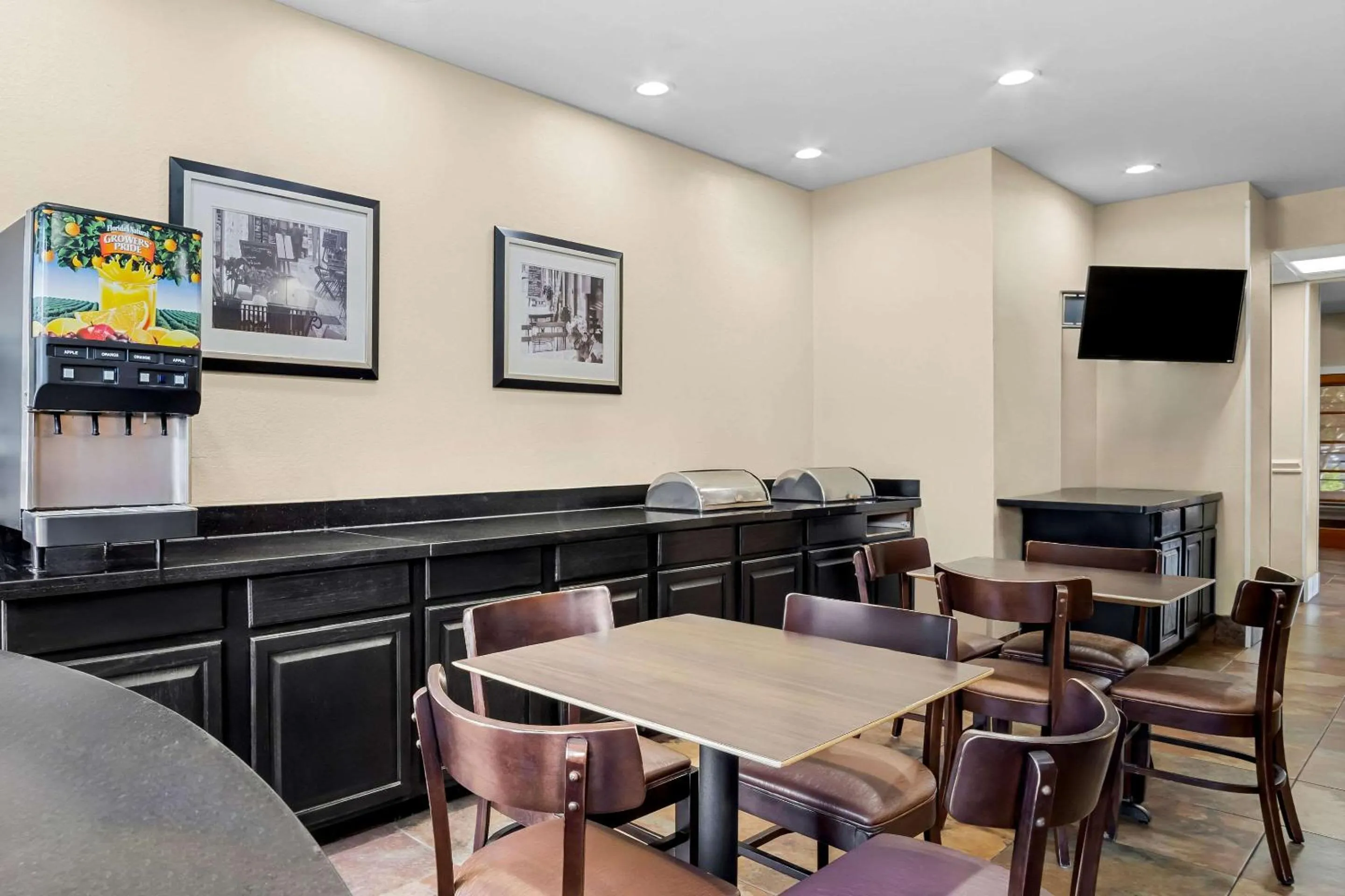 Breakfast in MainStay Suites Addison-Dallas