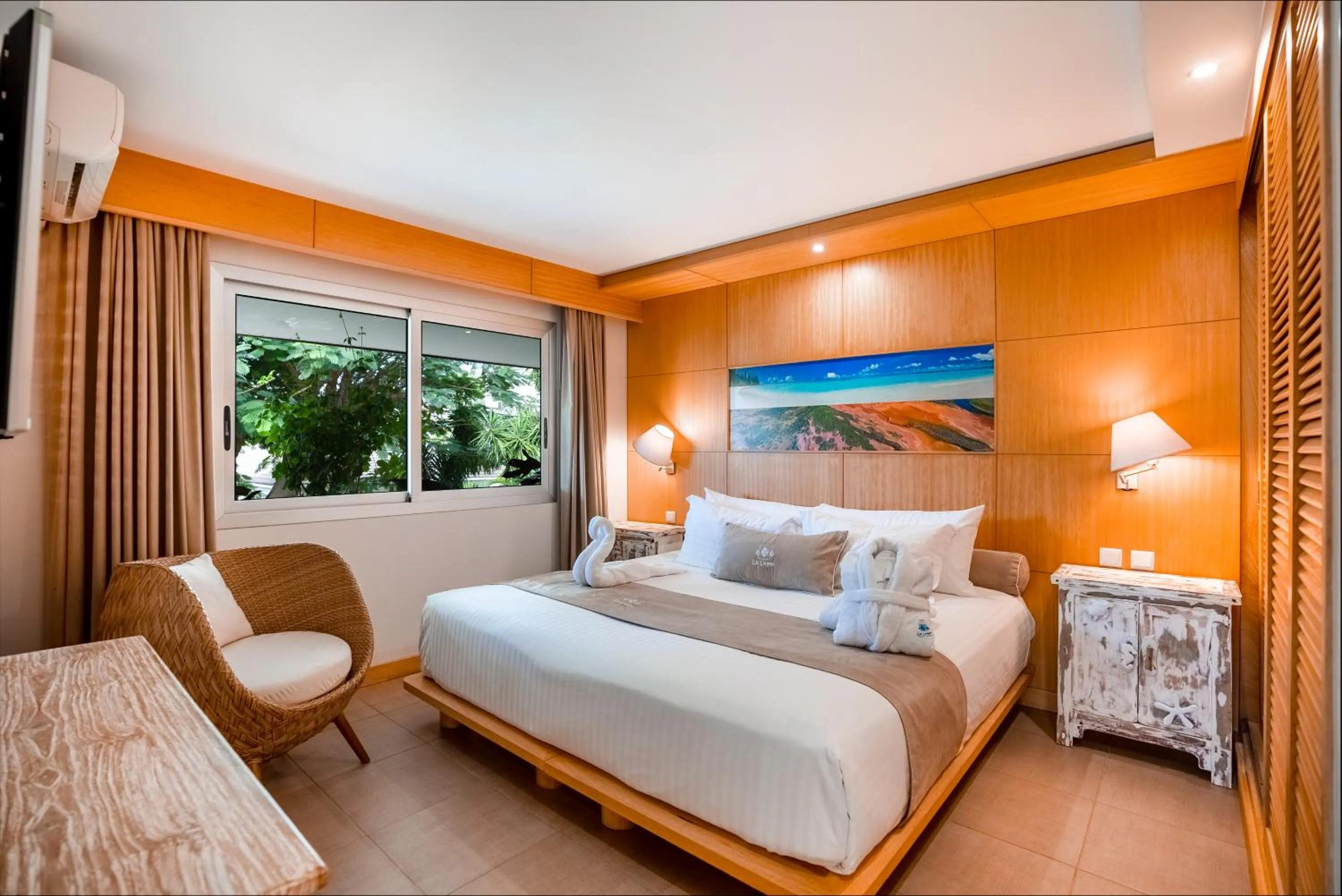 Bedroom, Bed in Hôtel Le Lagon