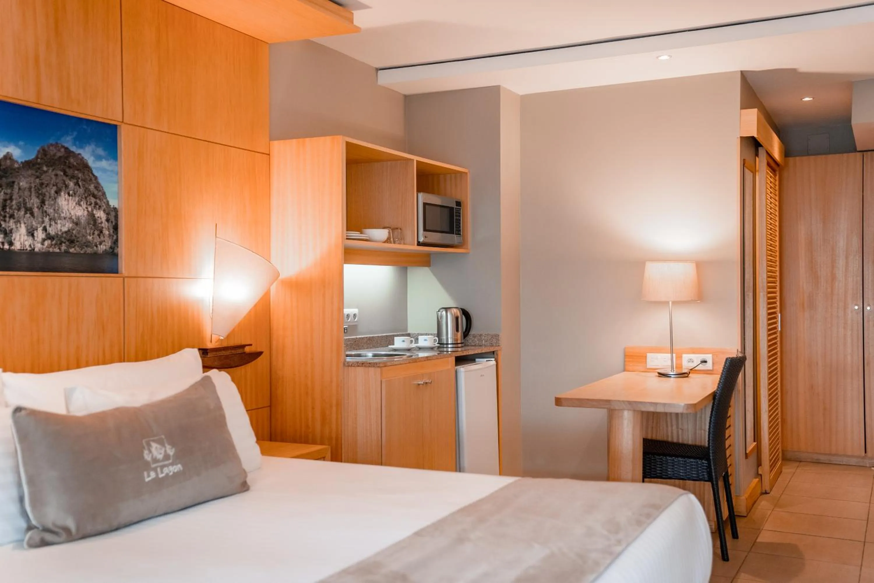 Kitchen or kitchenette, Bed in Hôtel Le Lagon