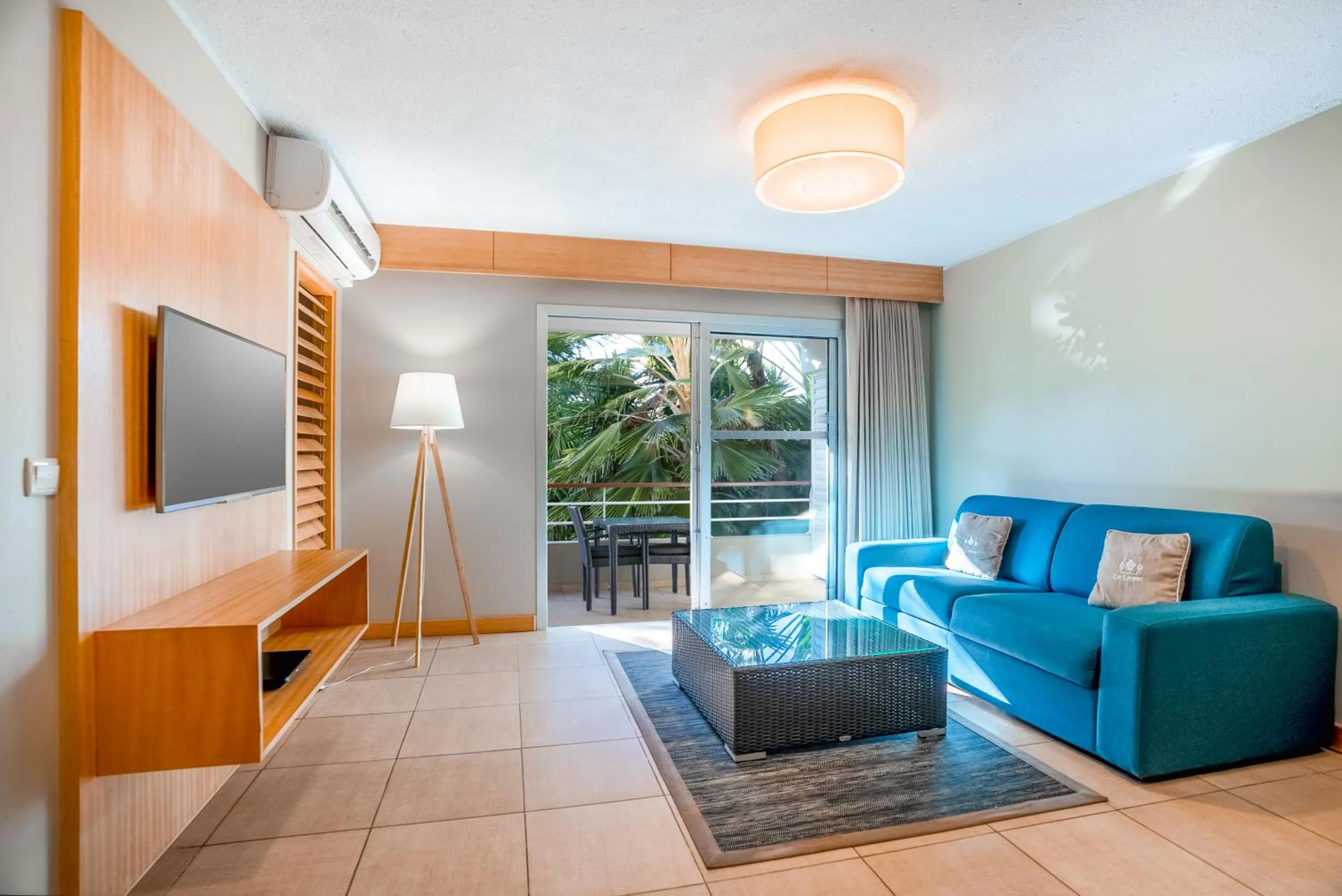 TV and multimedia in Hôtel Le Lagon