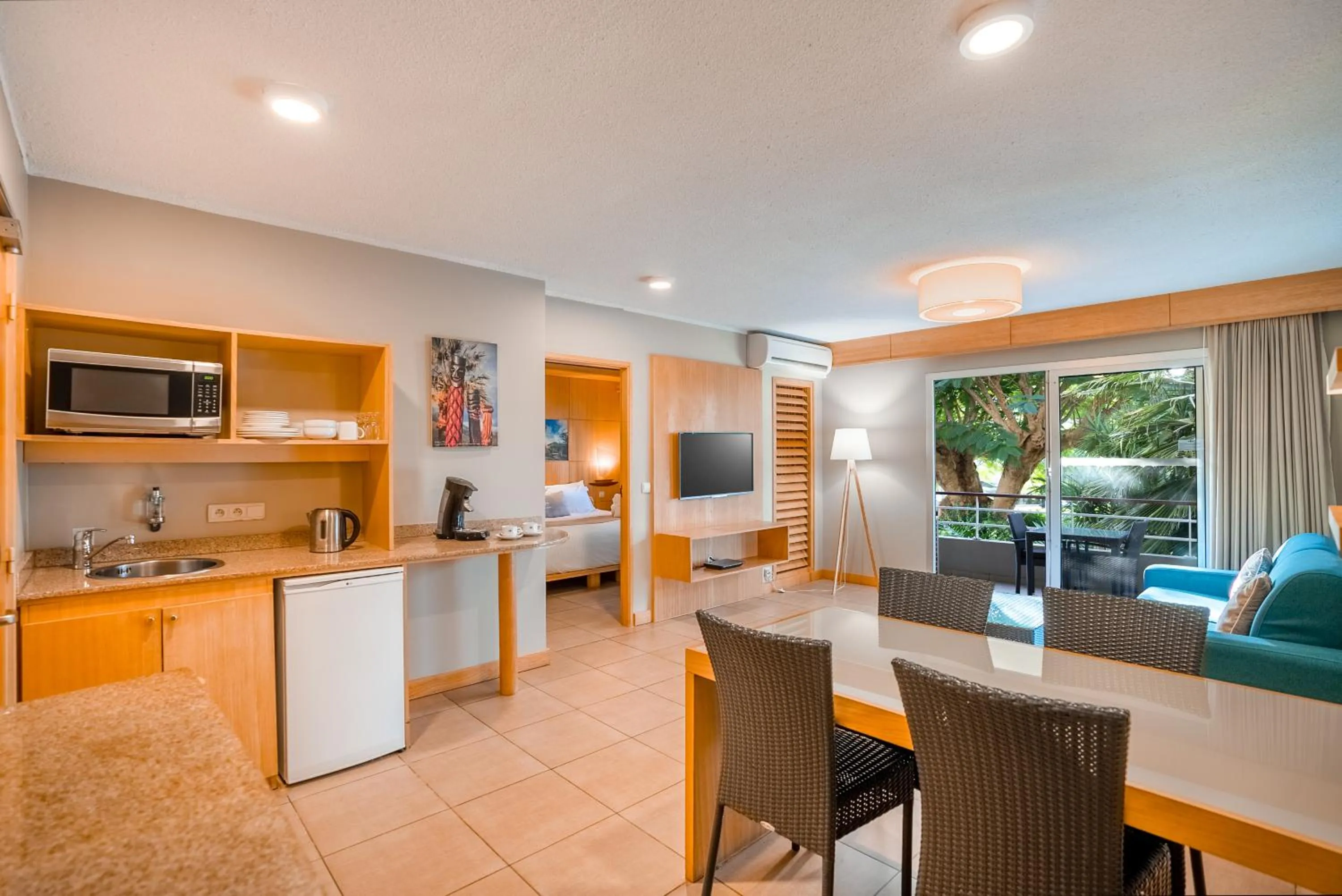 Communal lounge/ TV room in Hôtel Le Lagon