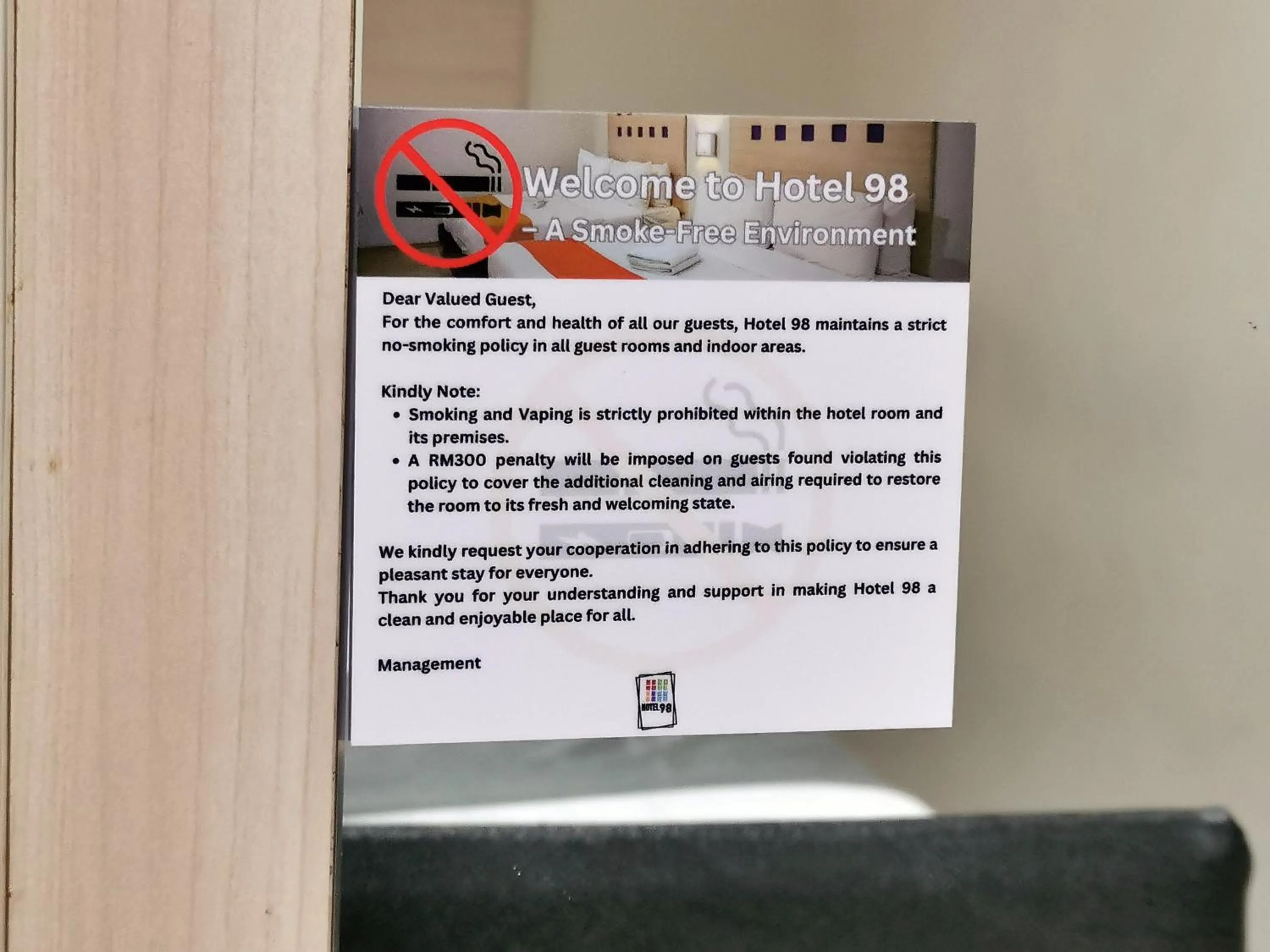 Text overlay in Hotel 98