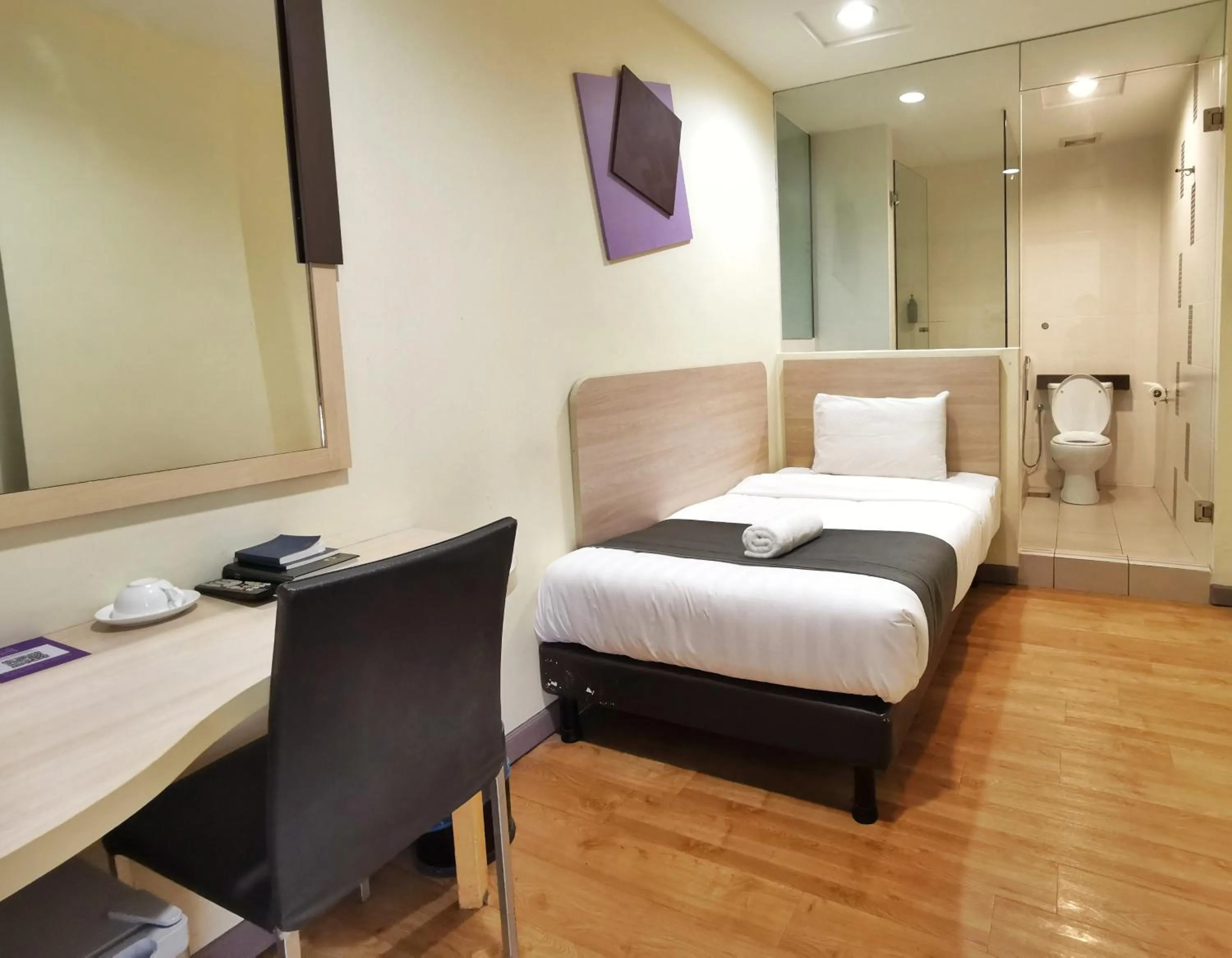 Bedroom, Bed in Hotel 98