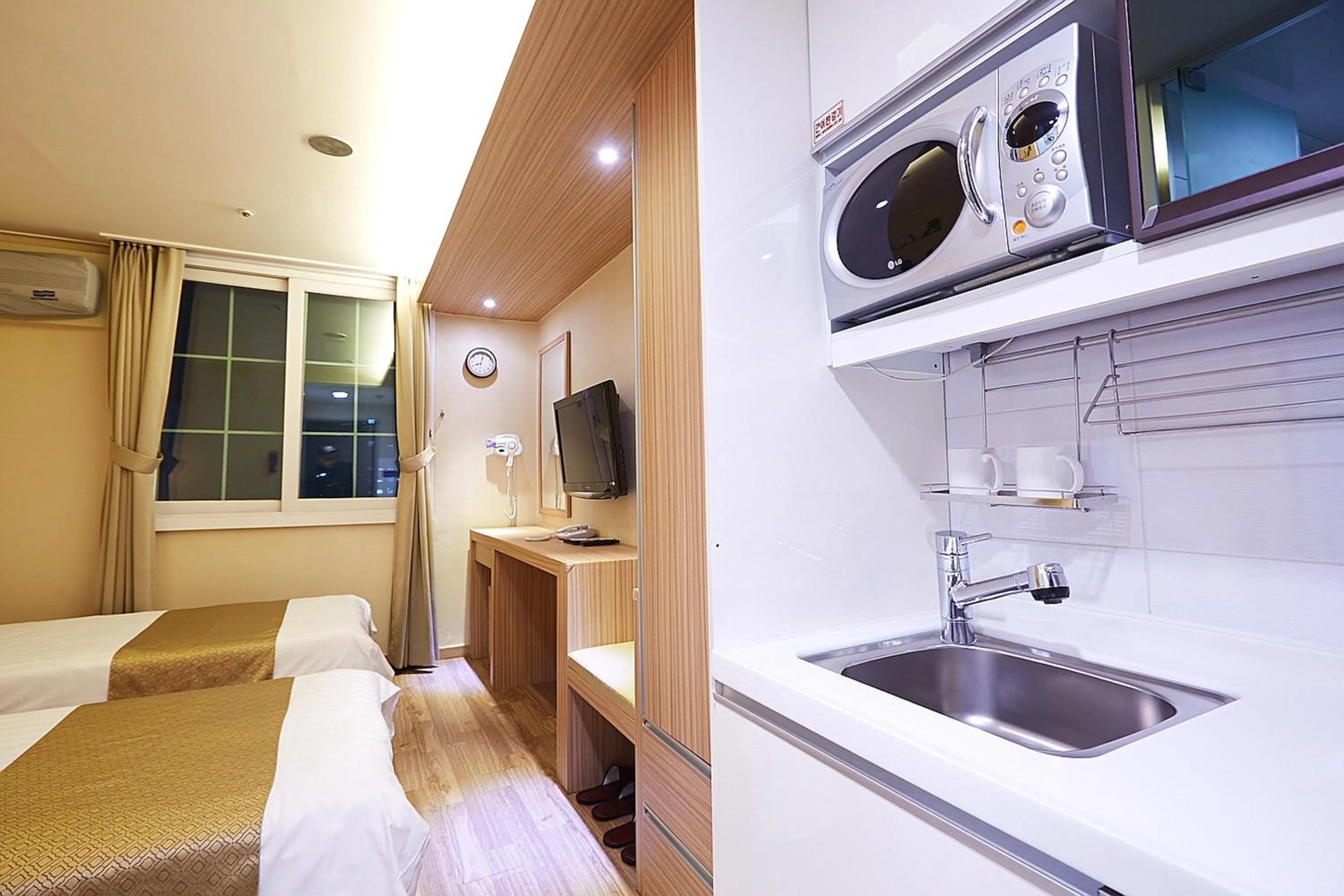 Kitchen or kitchenette, Bed in Uljiro Coop Residence Dongdaemun