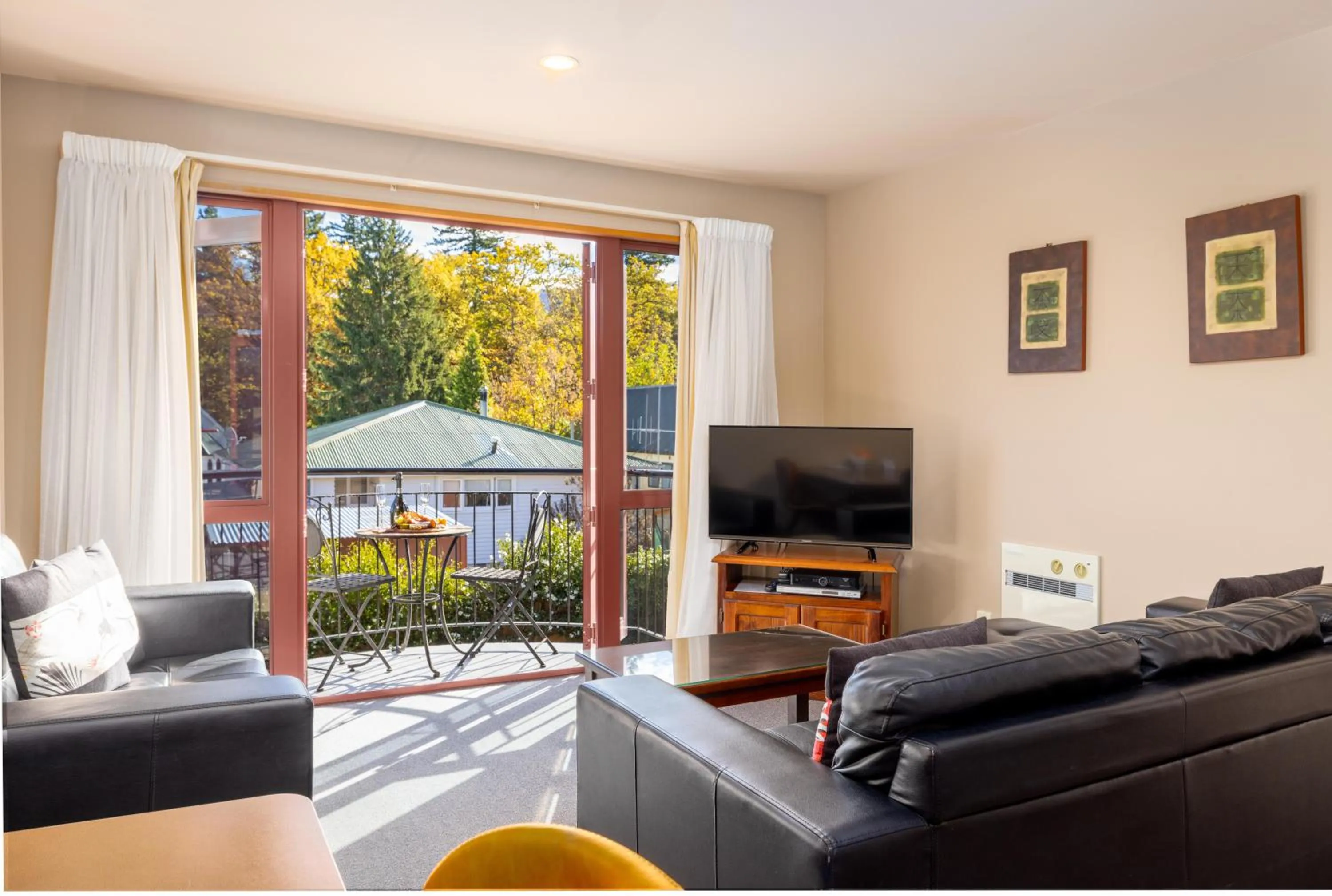 TV and multimedia in Settlers Boutique Motel