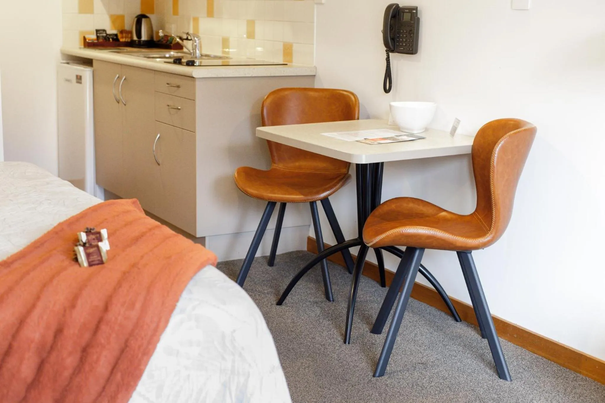 Dining area, Bed in Settlers Boutique Motel