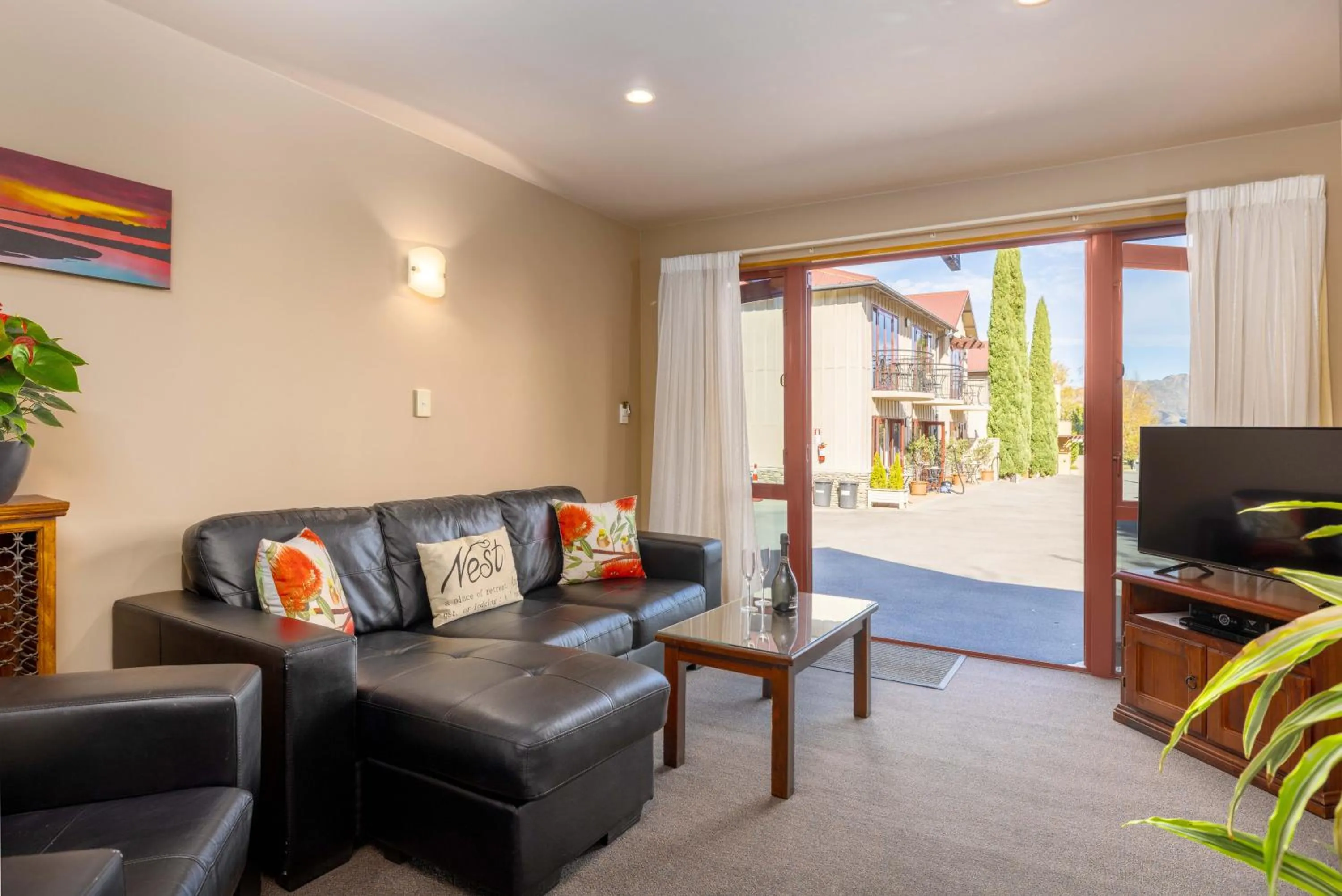 TV and multimedia in Settlers Boutique Motel