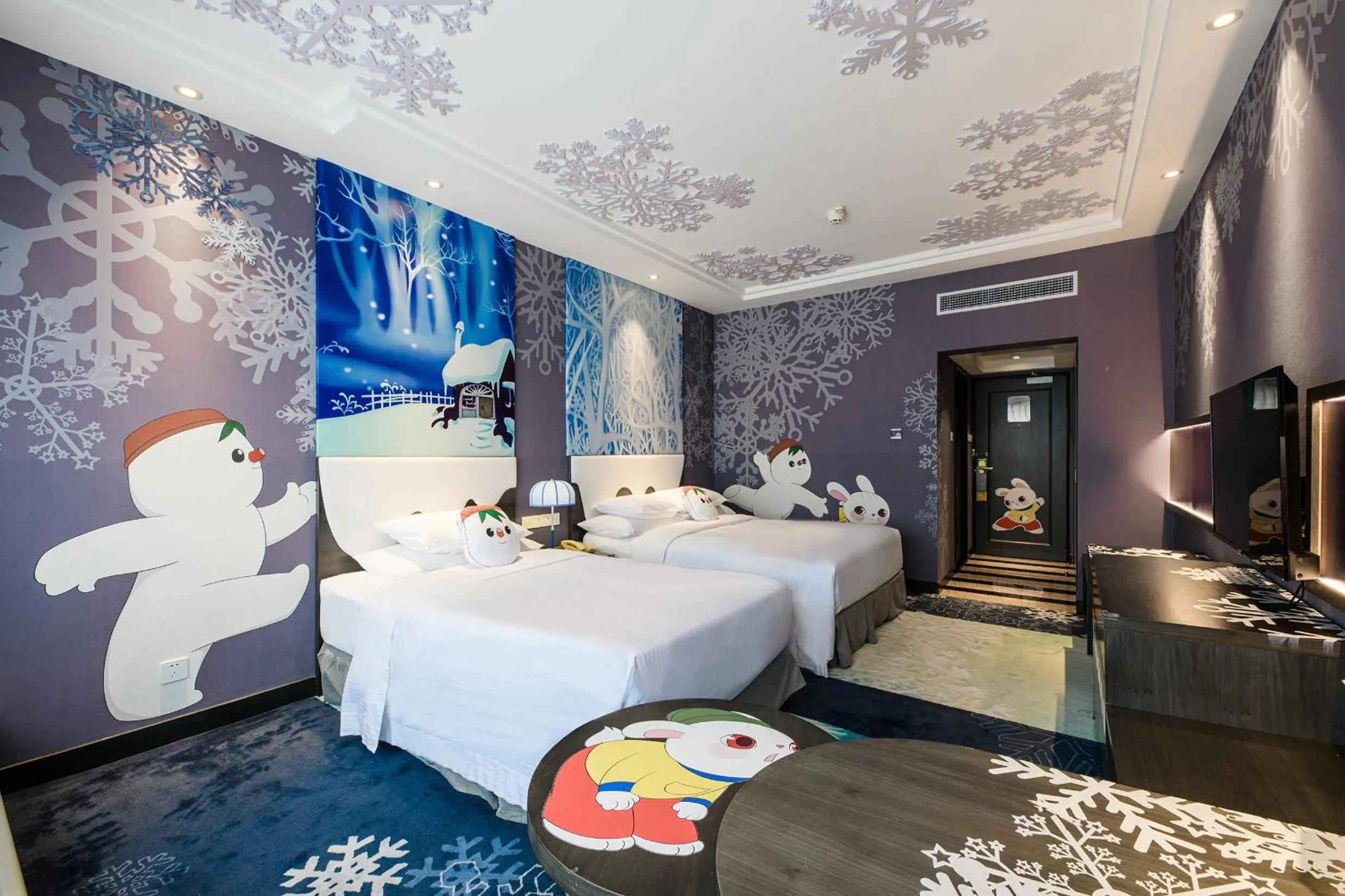 Photo of the whole room, Bed in Crowne Plaza Shanghai by IHG