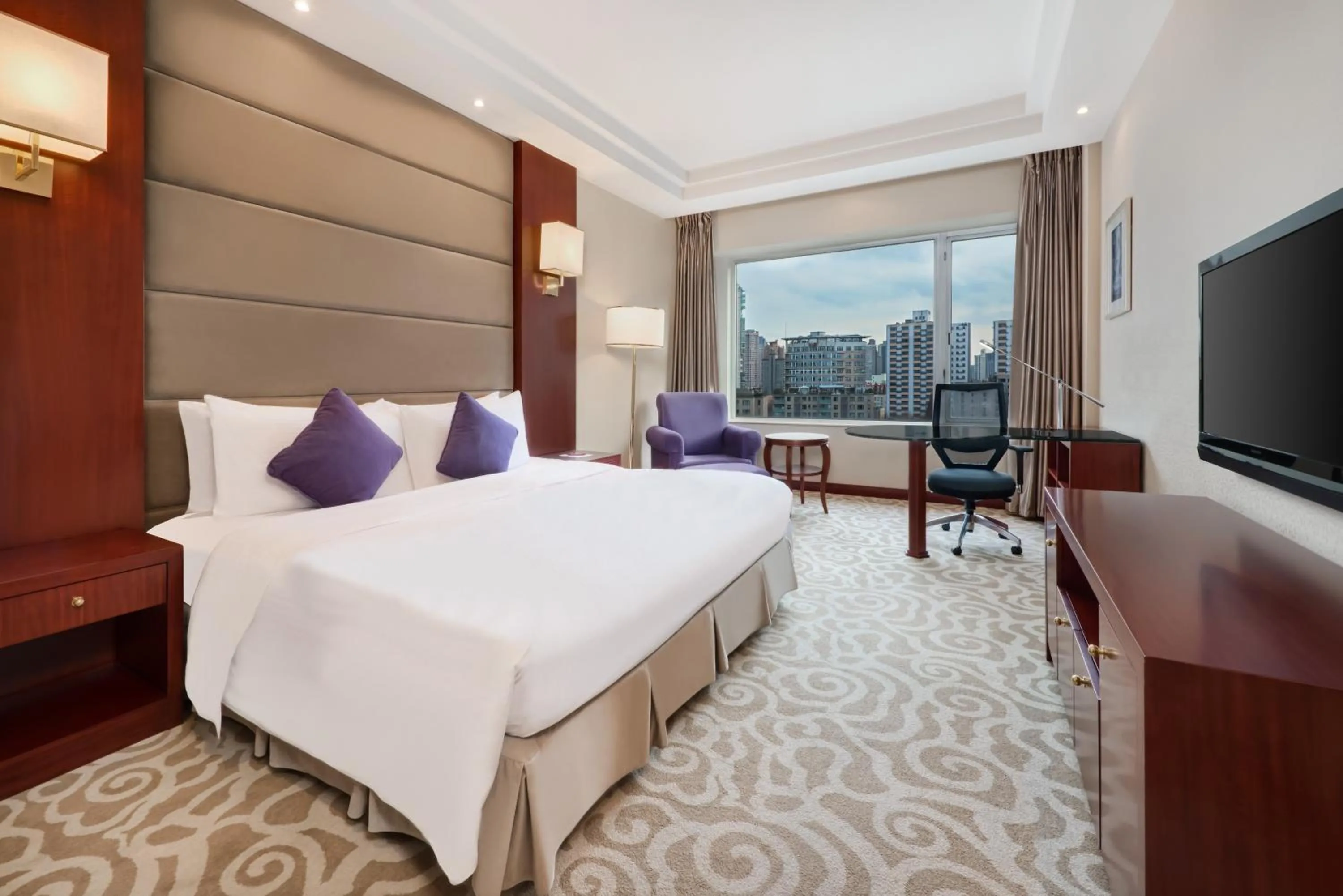 Photo of the whole room, Bed in Crowne Plaza Shanghai by IHG
