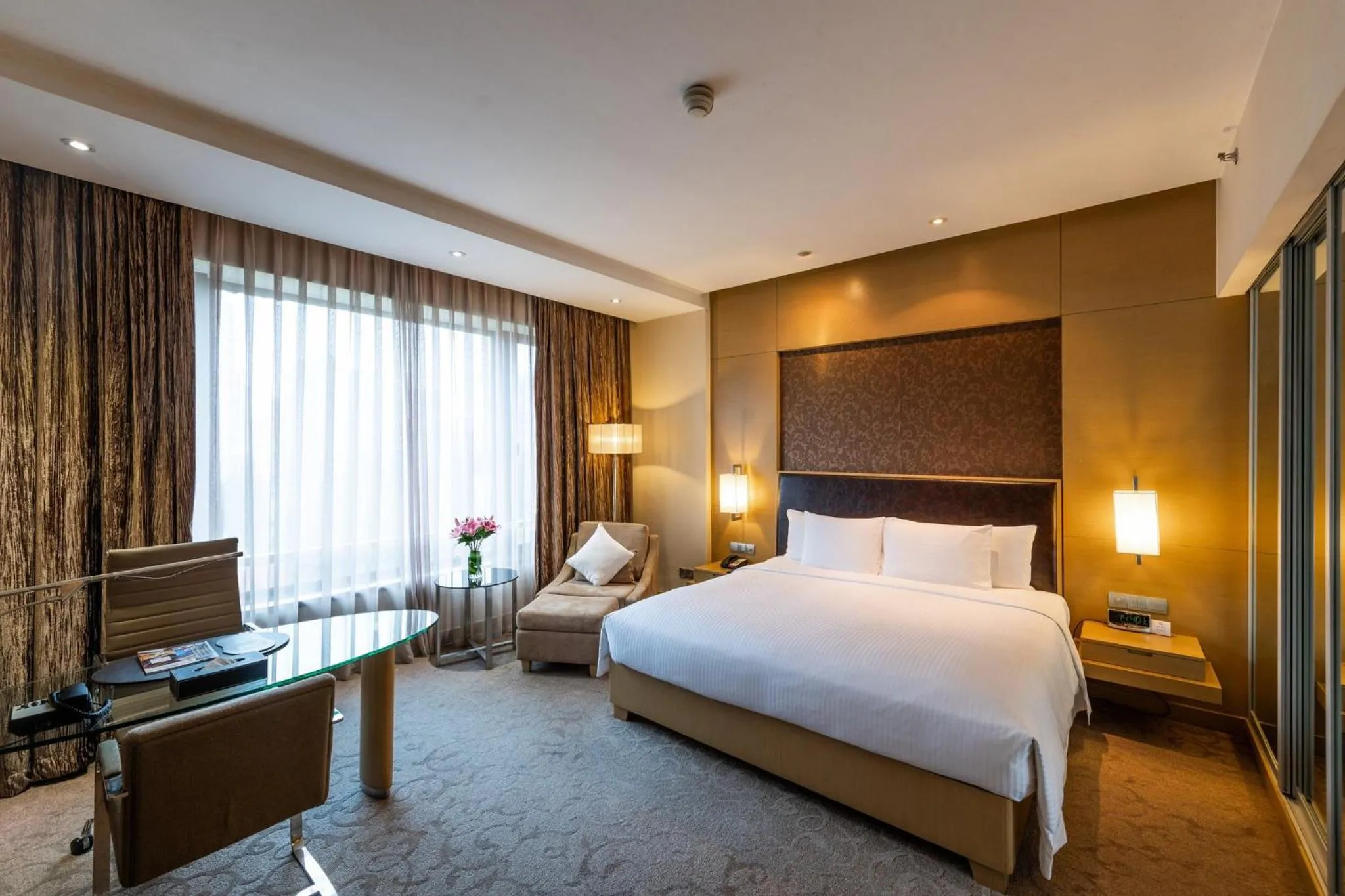 Photo of the whole room, Bed in Crowne Plaza Shanghai by IHG