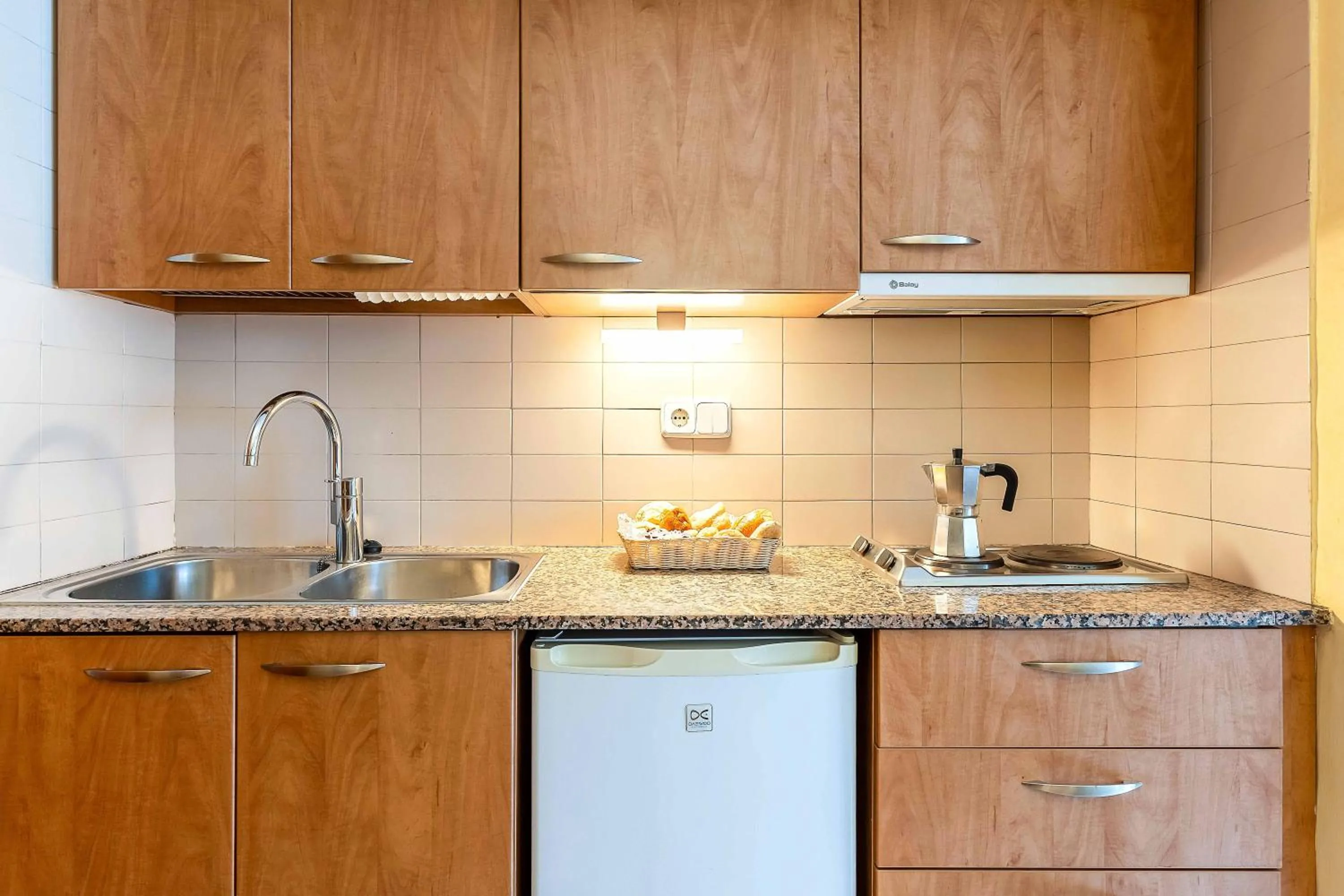 Kitchen or kitchenette in Aparthotel Bertrán