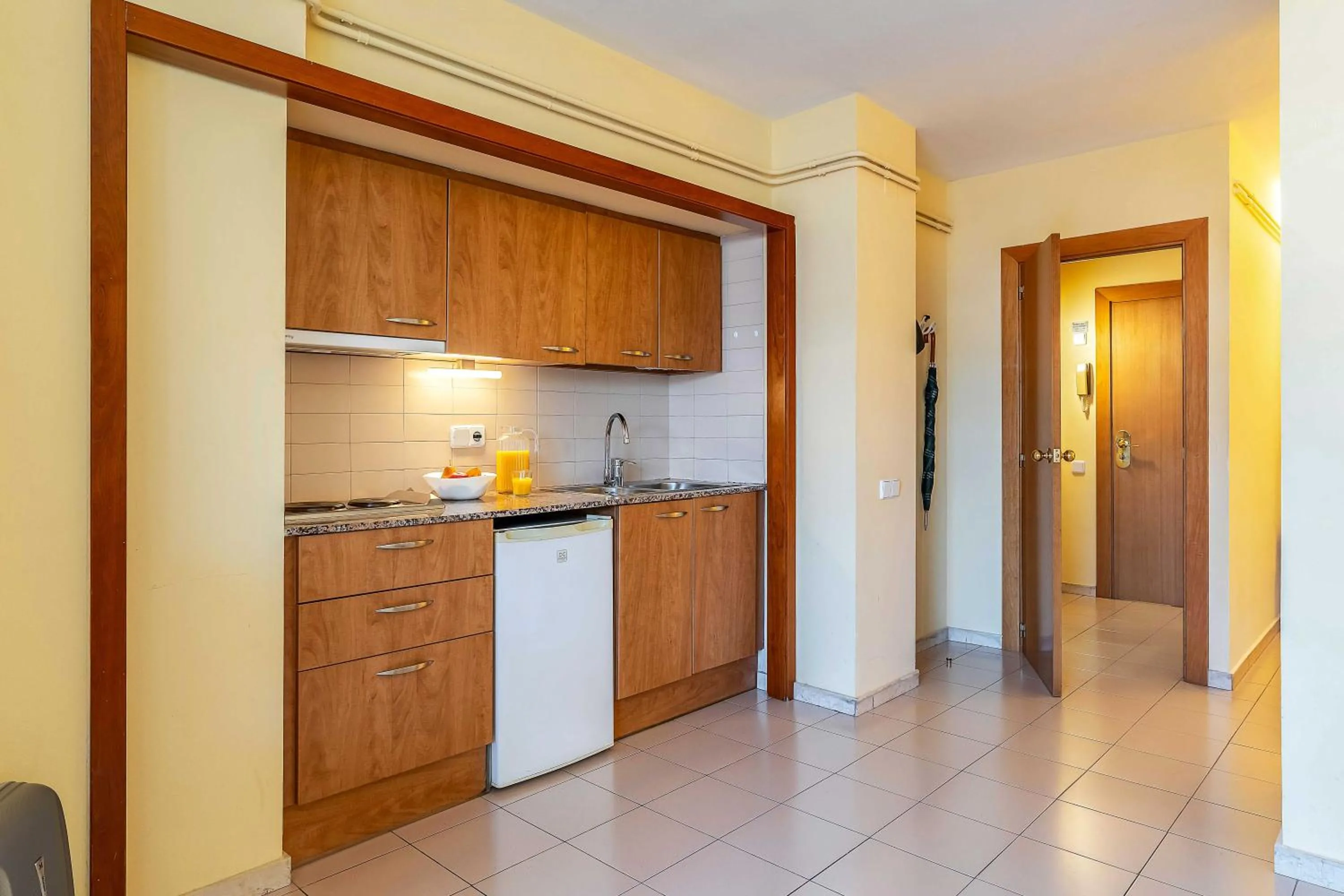 Kitchen or kitchenette in Aparthotel Bertrán