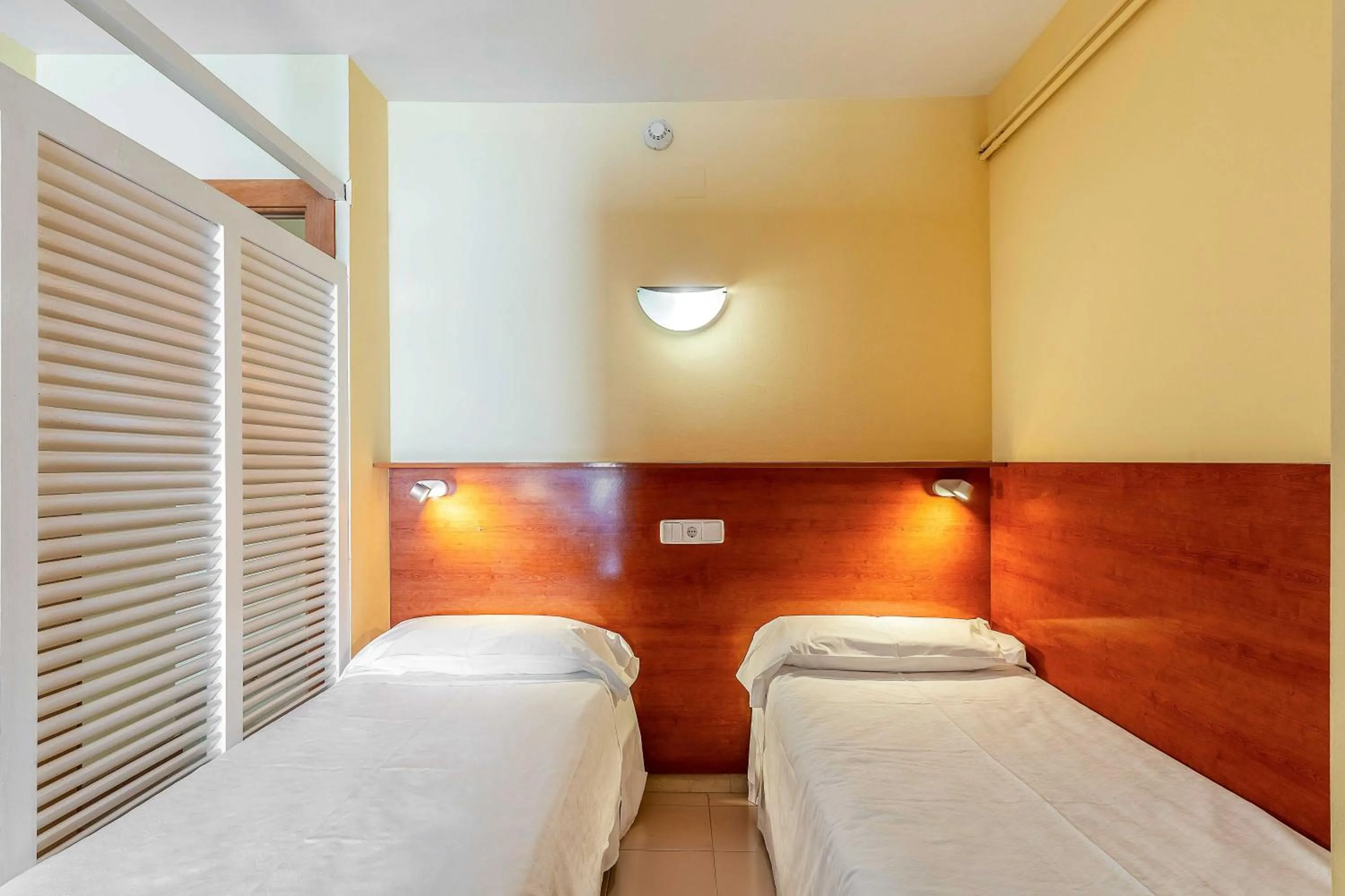 Bedroom, Bed in Aparthotel Bertrán