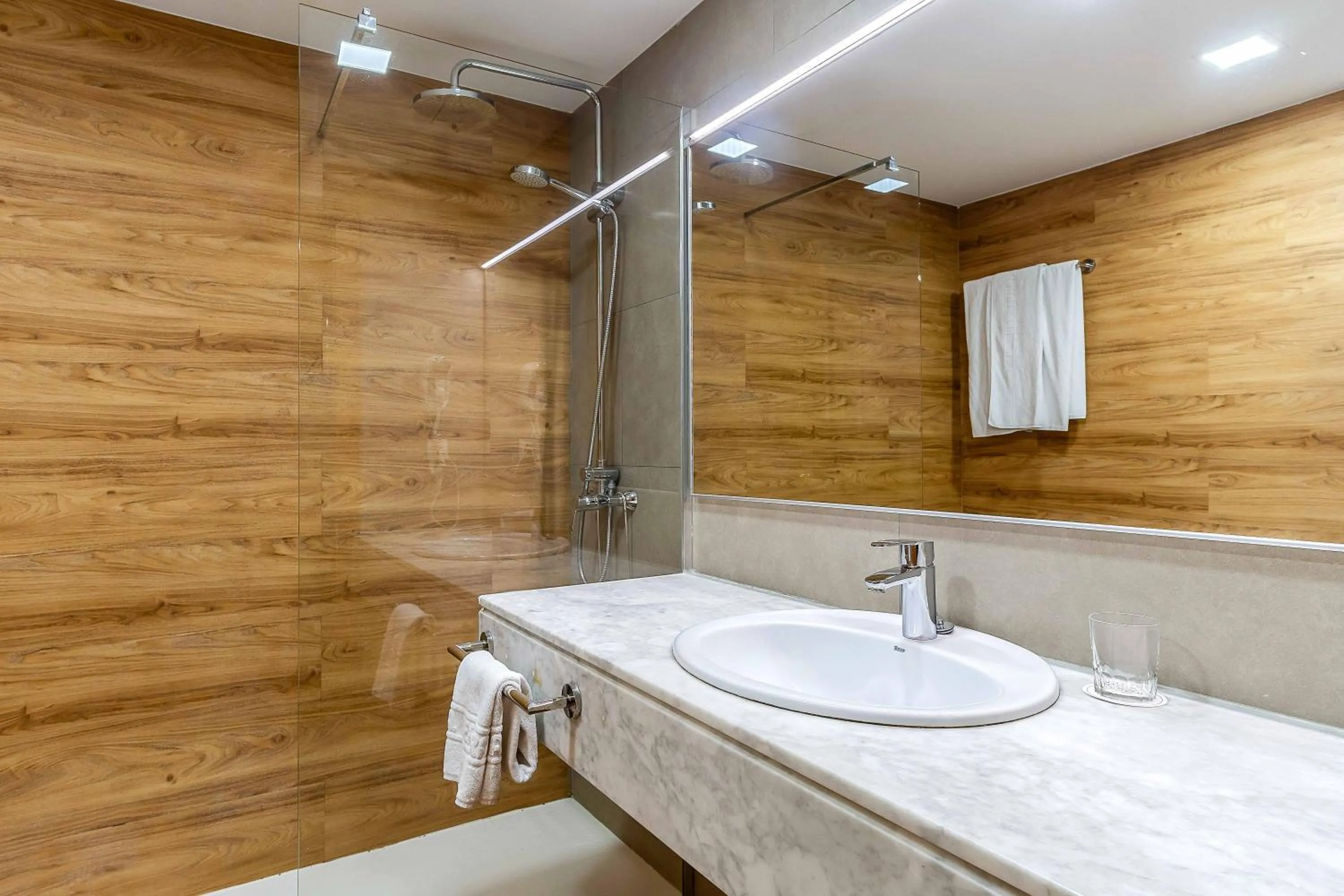 Shower in Aparthotel Bertrán