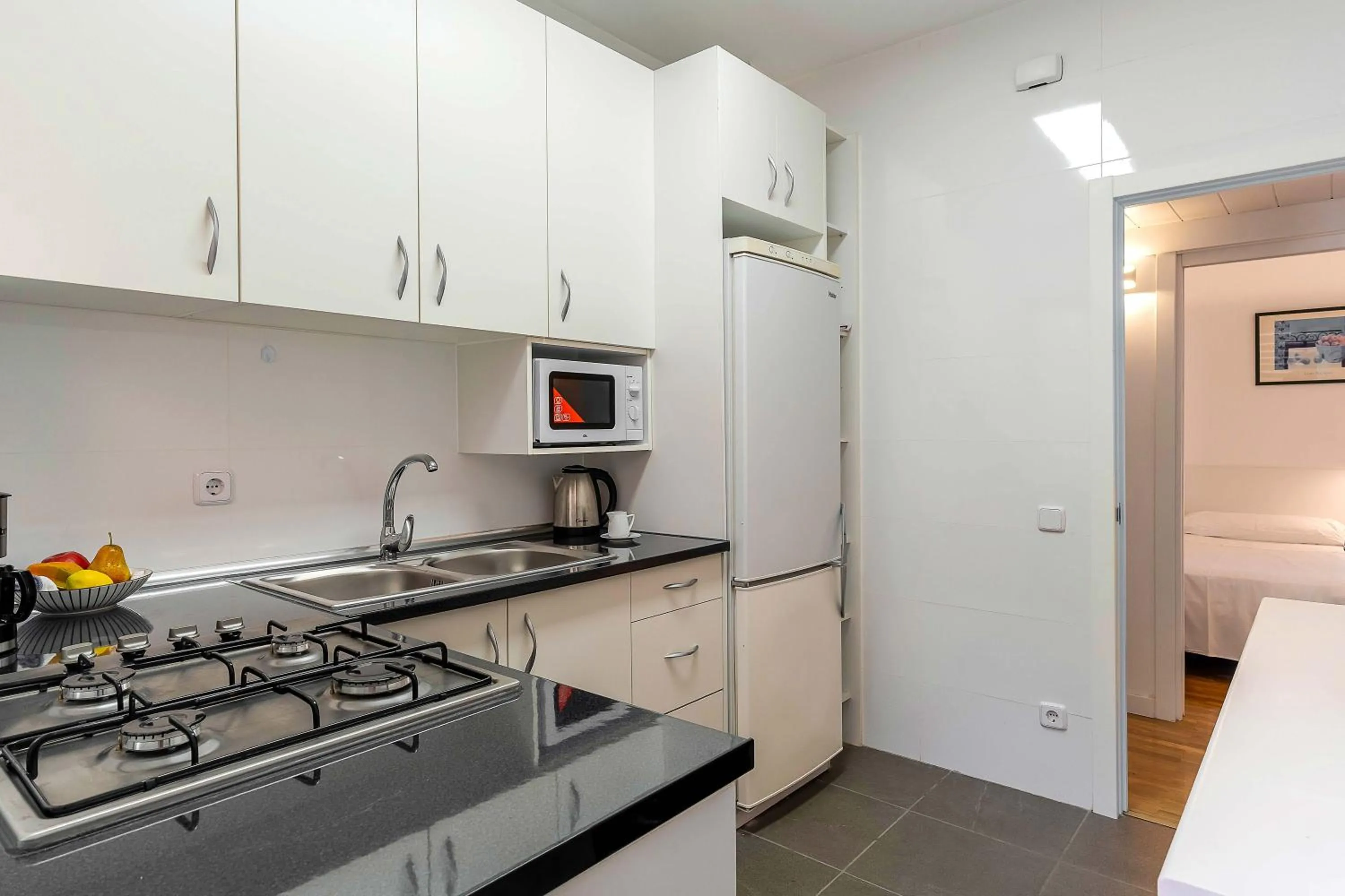 Kitchen or kitchenette in Aparthotel Bertrán