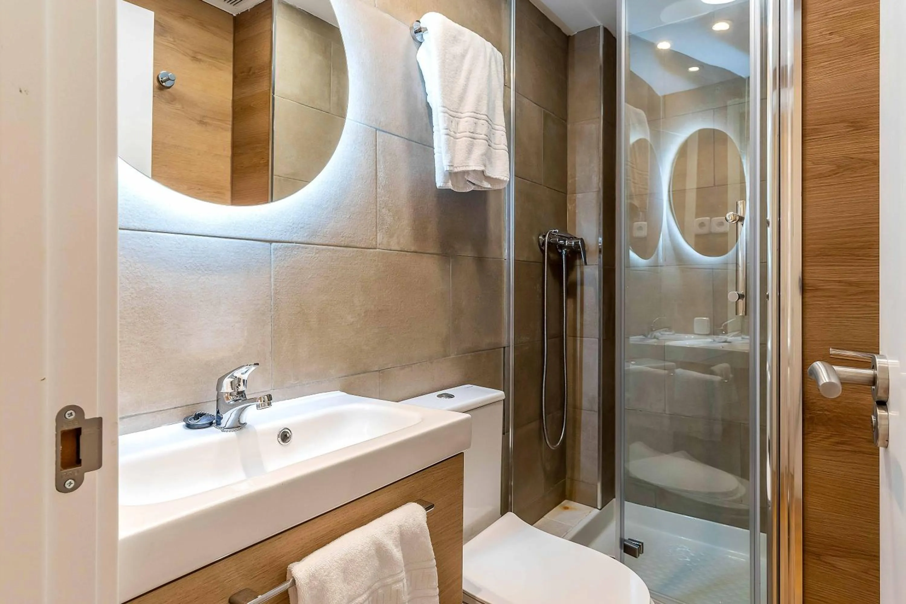 Bathroom in Aparthotel Bertrán