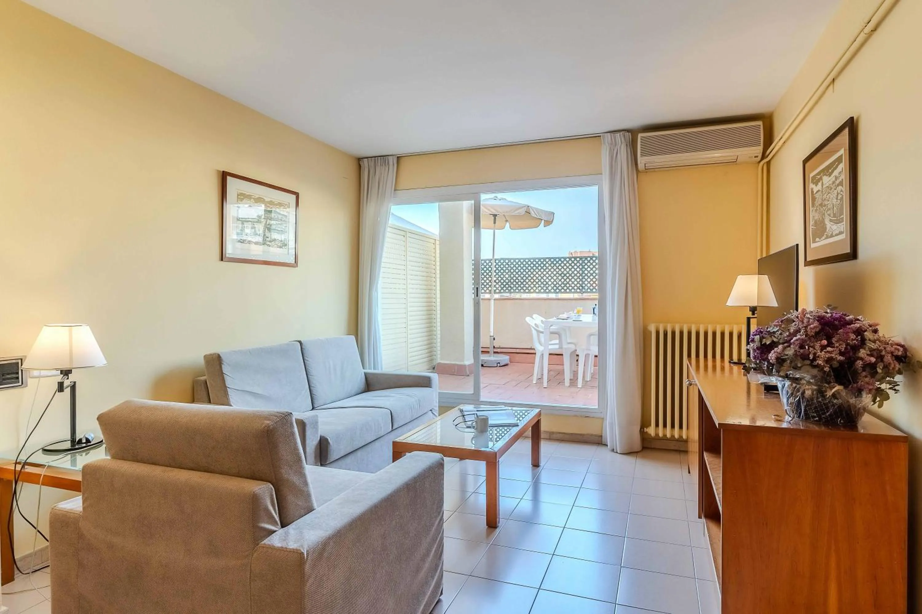Living room in Aparthotel Bertrán