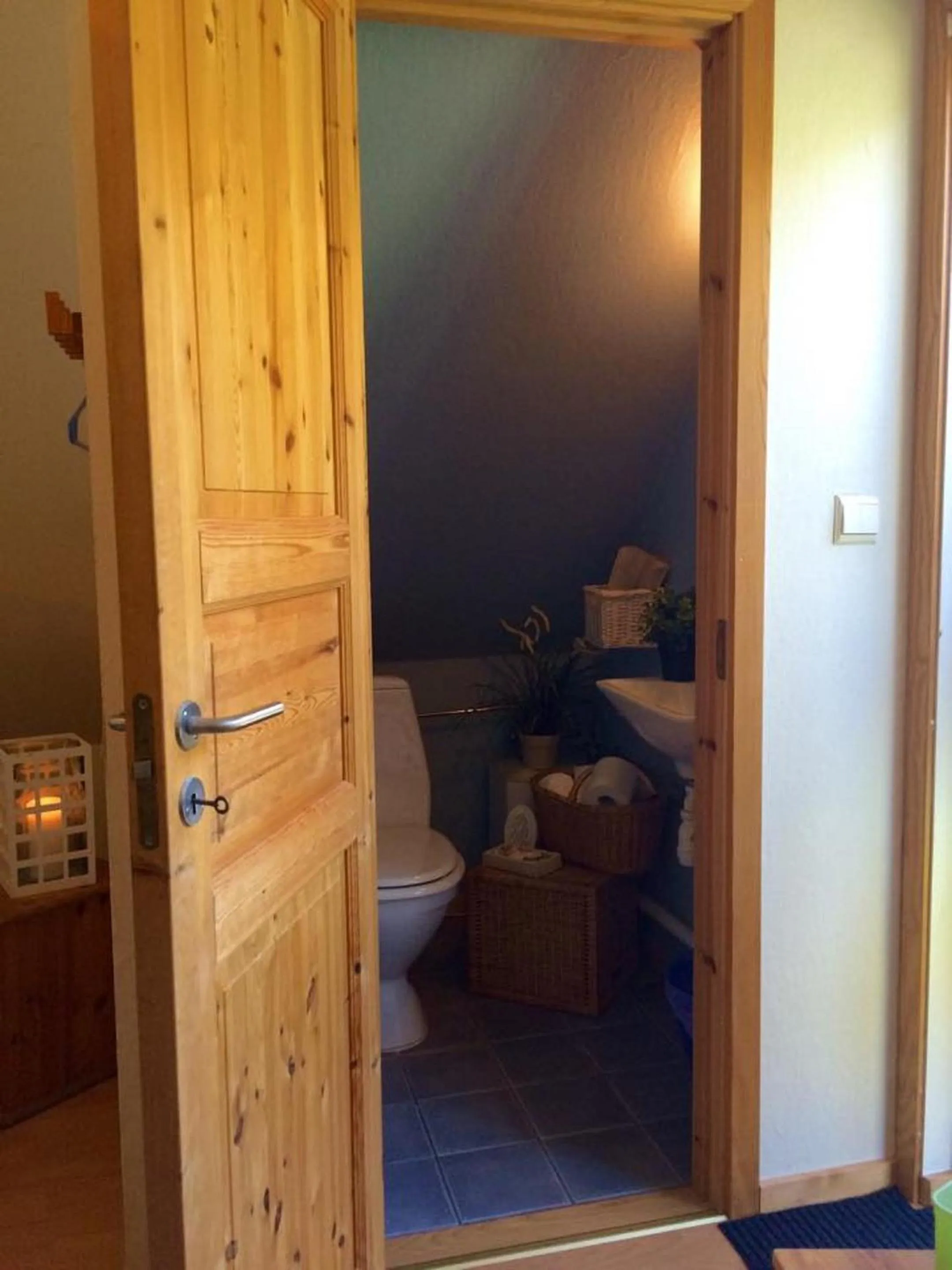 Toilet in Gånarps rum och Stuguthyrning