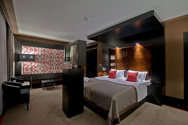 Bed in Platinum Palace Boutique Hotel & SPA