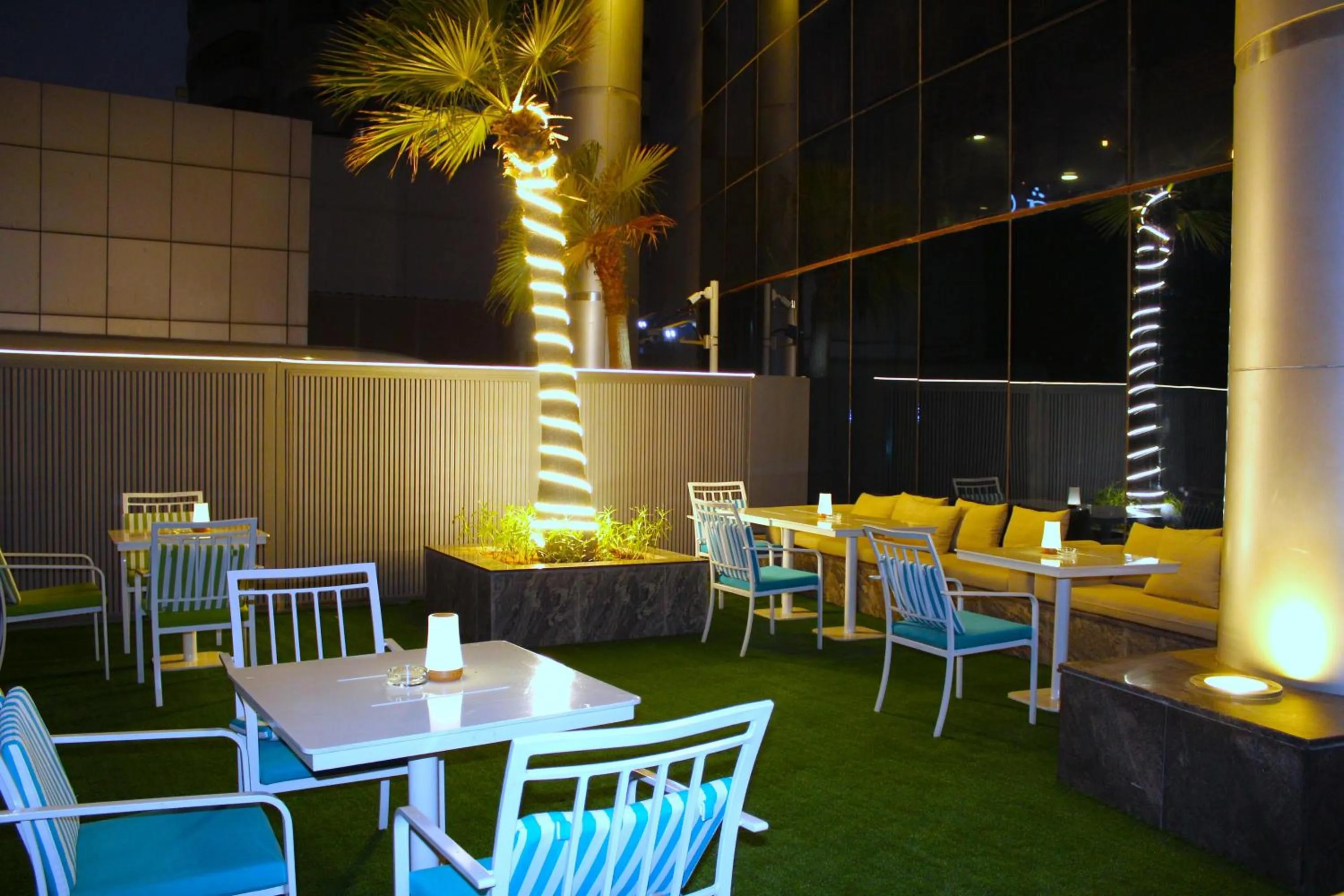 Lounge or bar in DoubleTree by Hilton Dubai Port Saeed