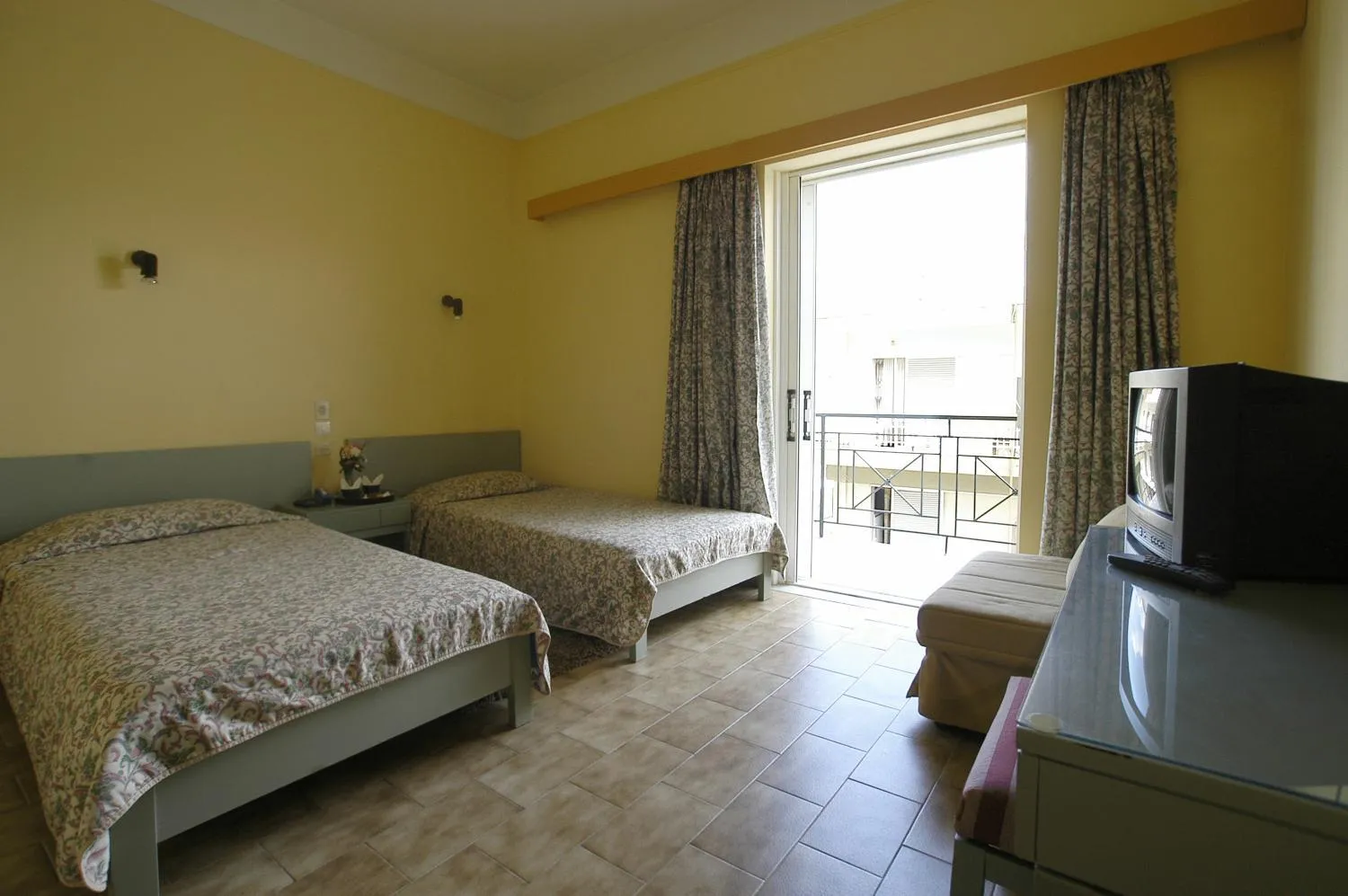 Photo of the whole room, Bed in Ilis Hotel