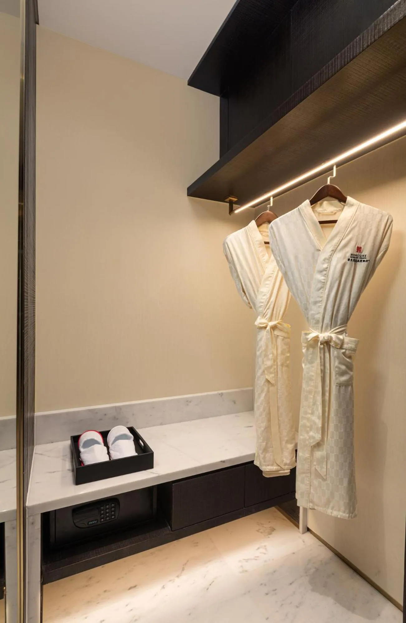 wardrobe in HUALUXE Shanghai Changfeng Park by IHG