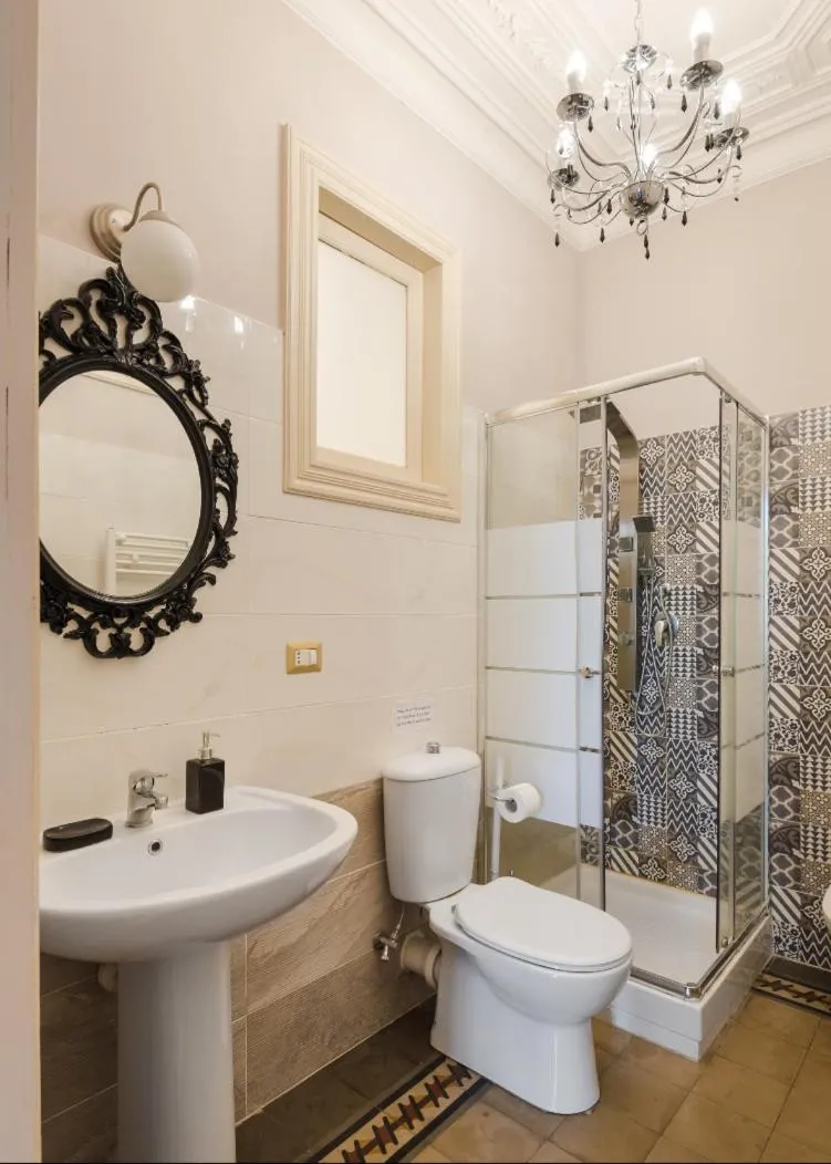 Shower in Palazzo Arcidiacono - luxury holidays