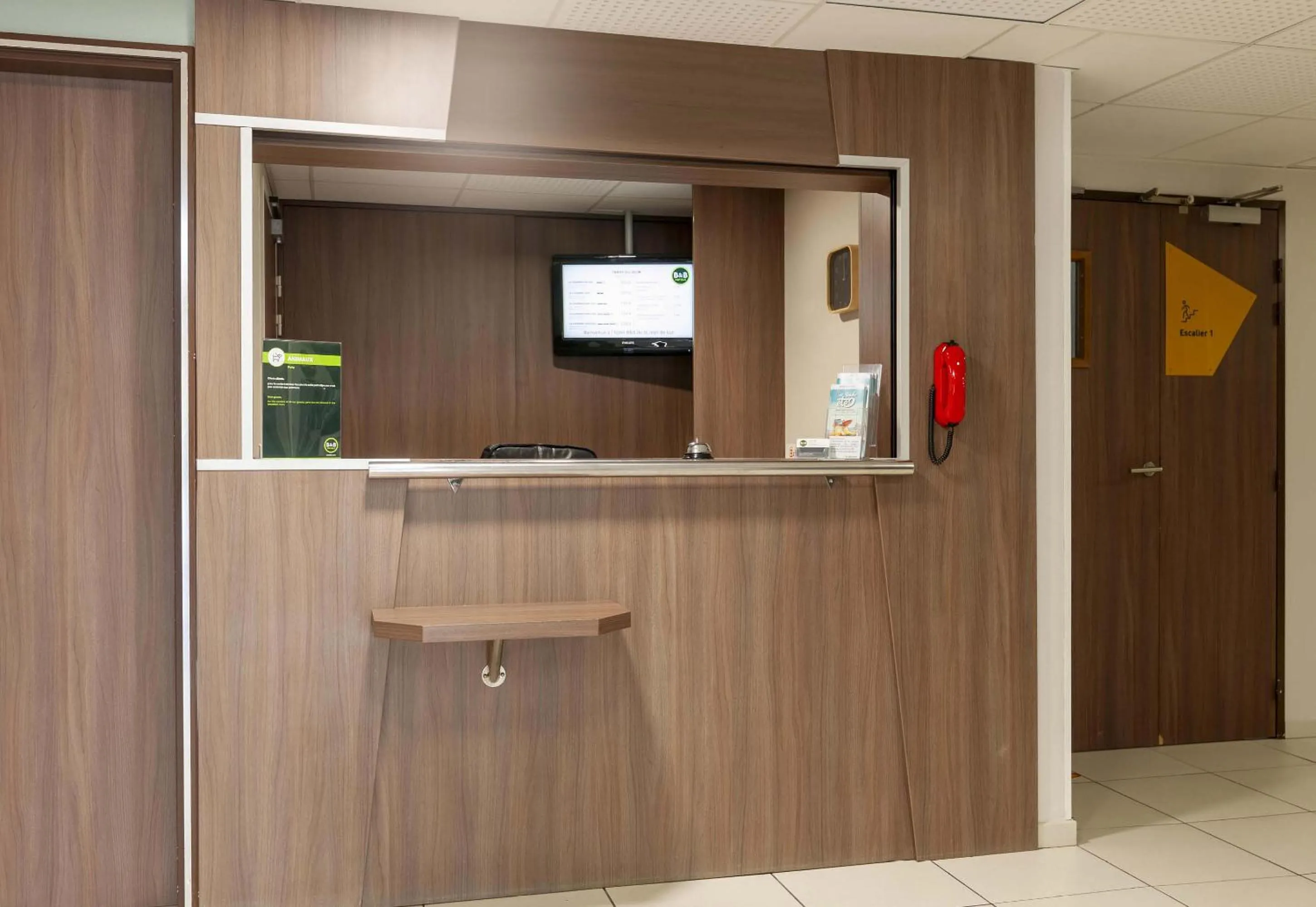 Lobby or reception in B&B HOTEL Saint Jean de Luz