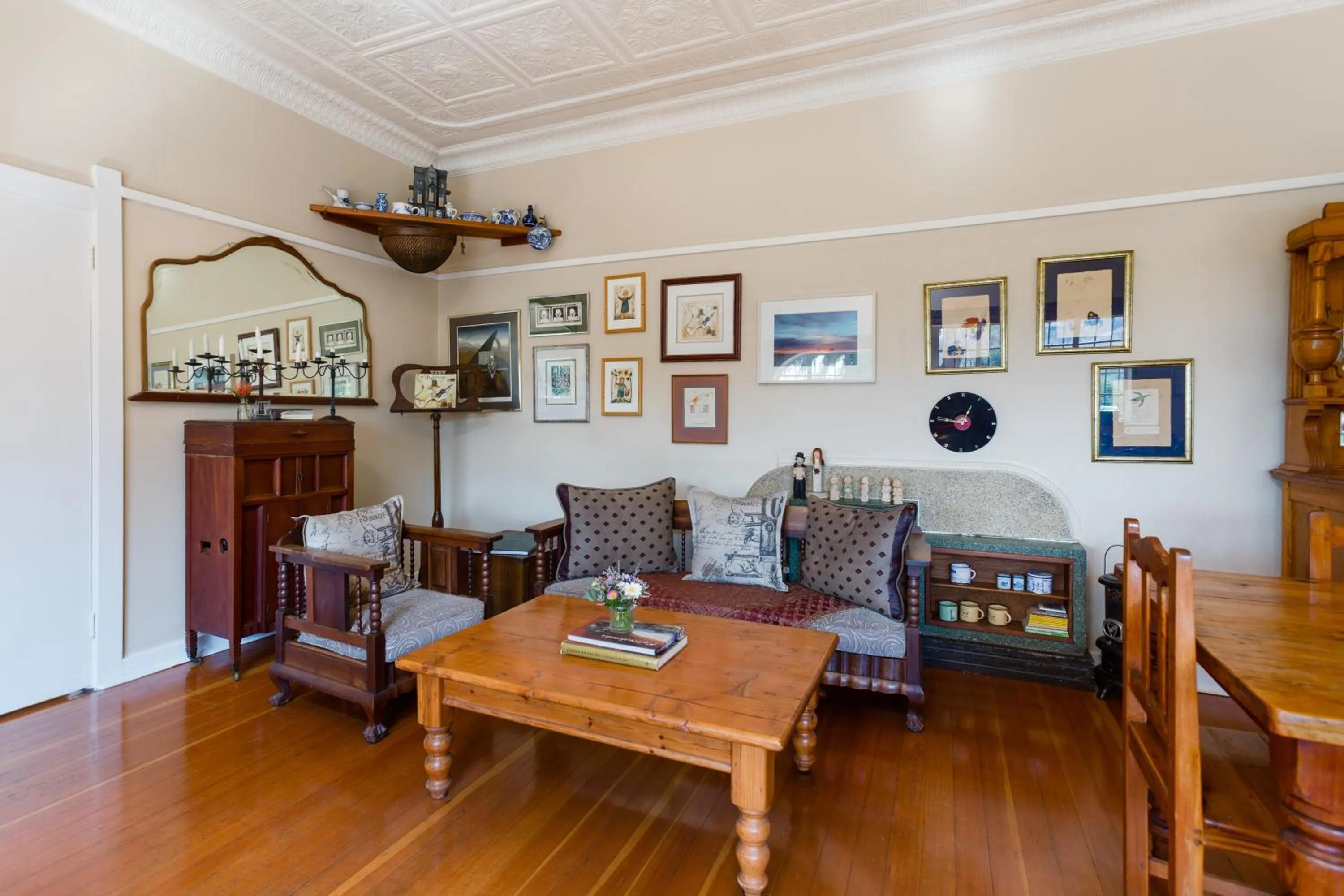 Communal lounge/ TV room in Agterplaas Guesthouse Pty Ltd