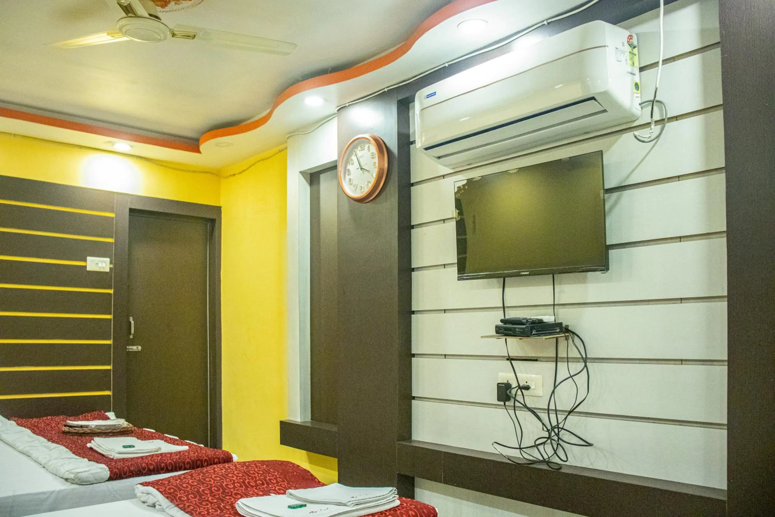 Guests, Bed in Babul Hotel