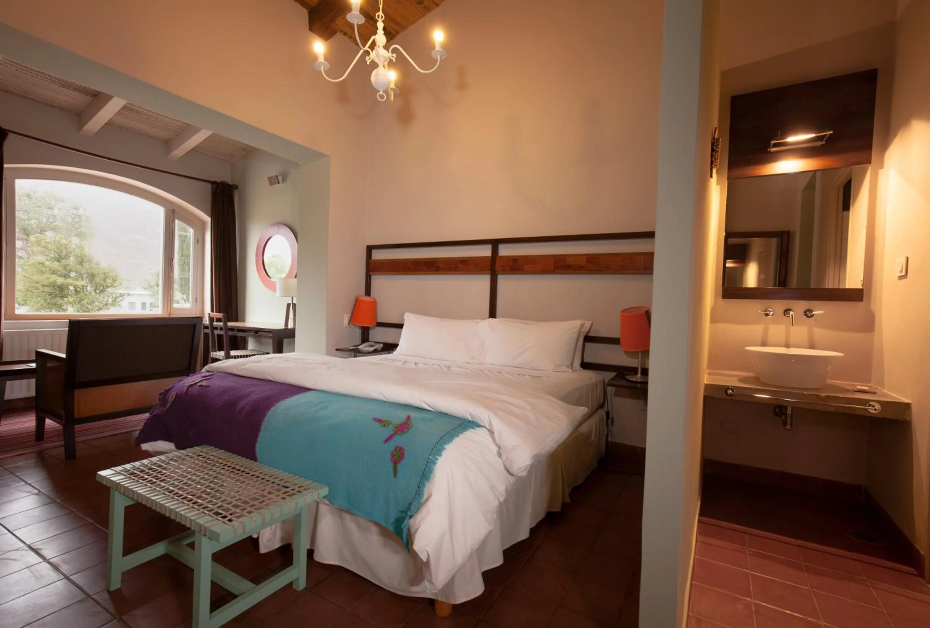 Toilet, Bed in Hotel Huacalera