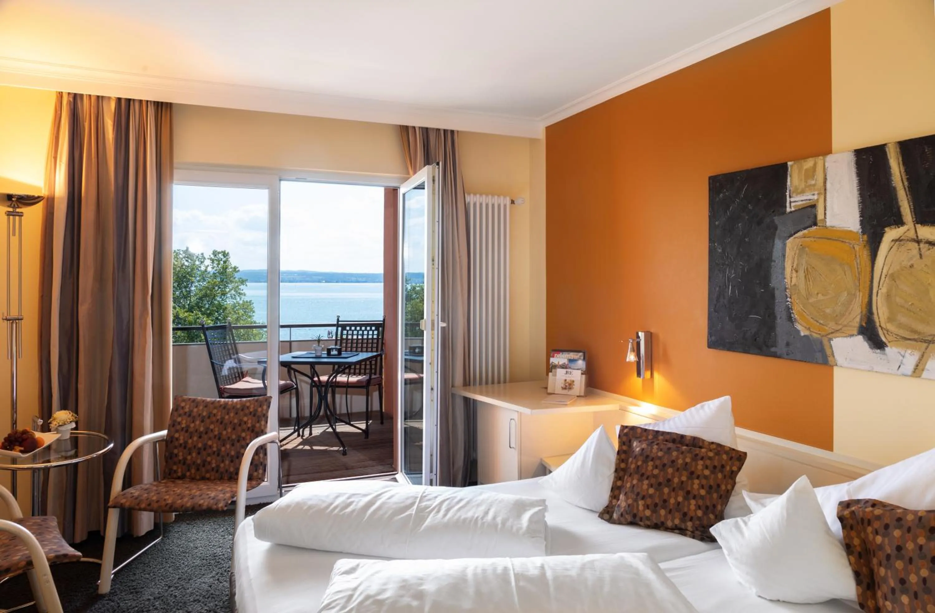 Balcony/Terrace, Bed in Romantik Hotel Residenz am See