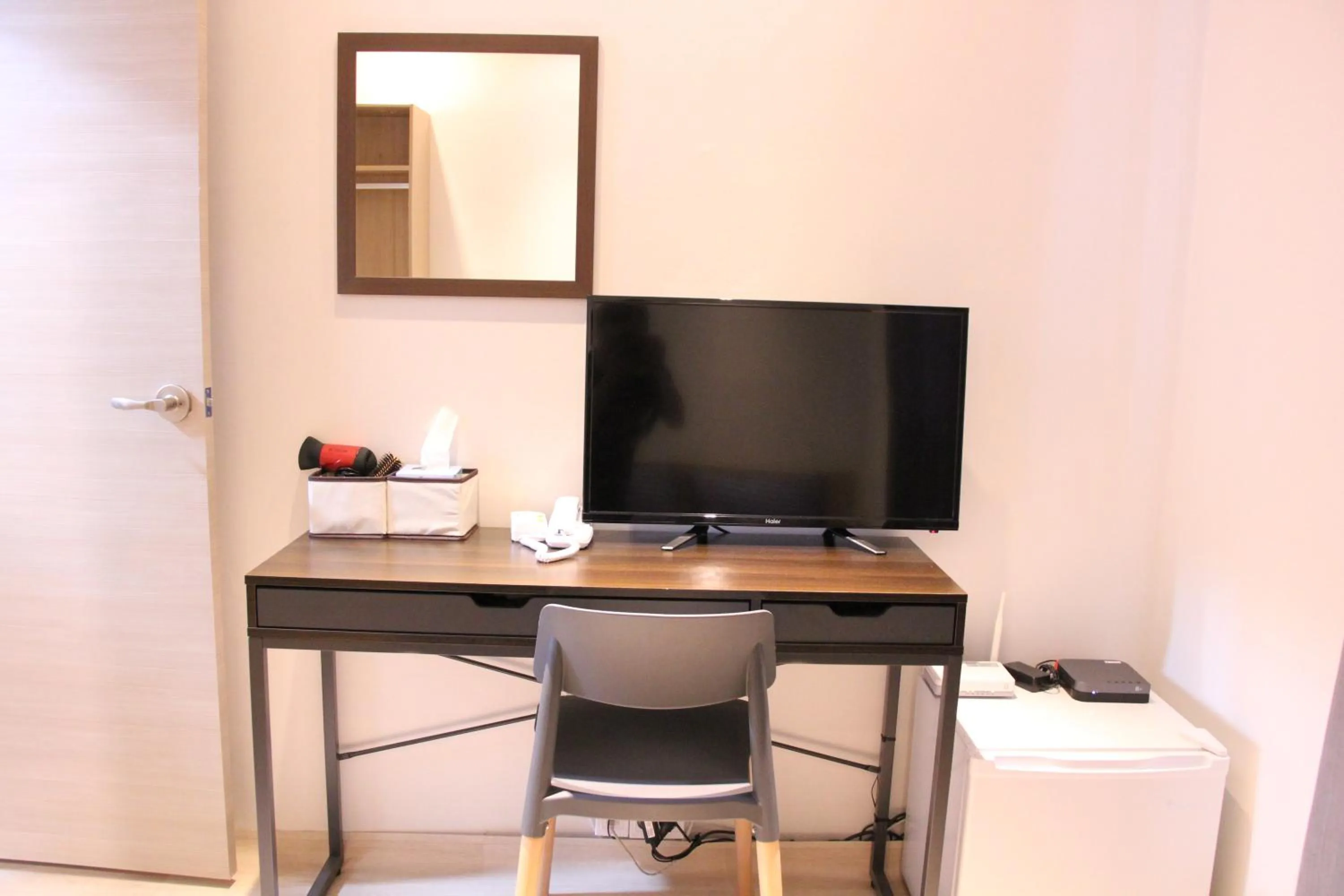 TV and multimedia in Wood House Hotel