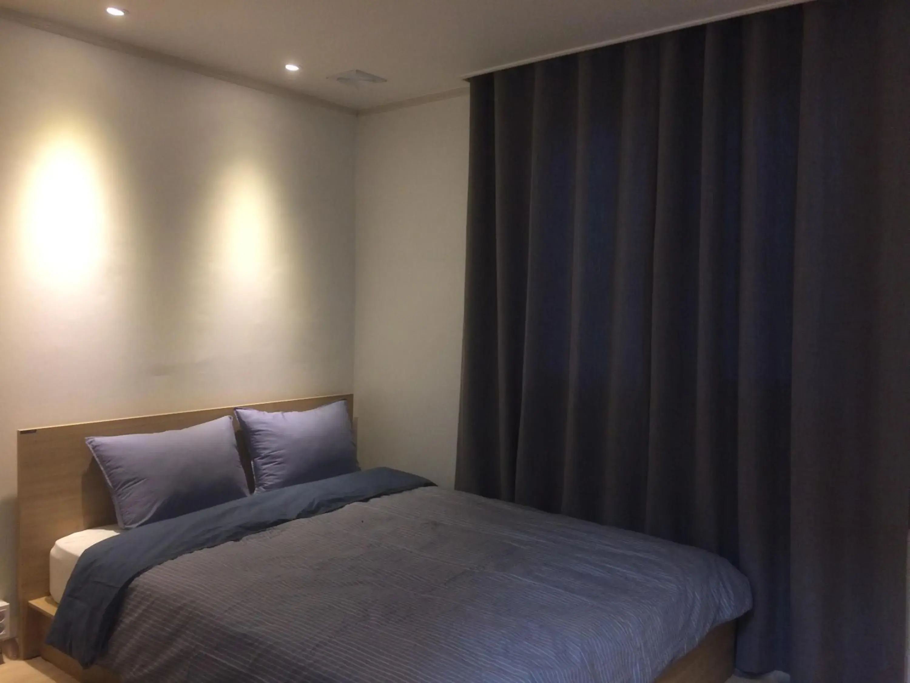 Standard Queen Room - single occupancy in Wood House Hotel Standard Queen Room - single occupancy in Wood House Hotel