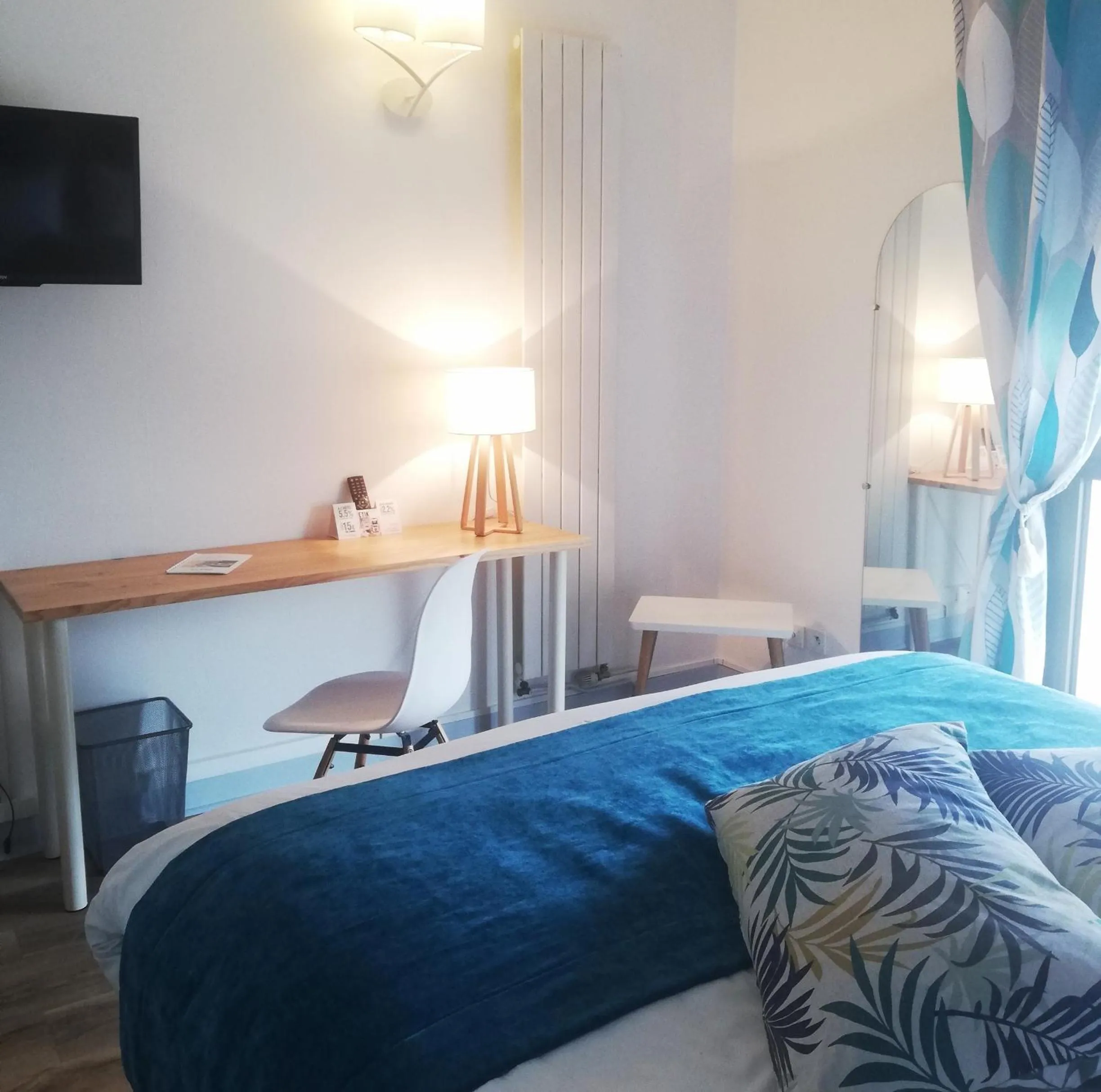 TV and multimedia, Bed in Logis Hotel Restaurant l'Orée Des Bois