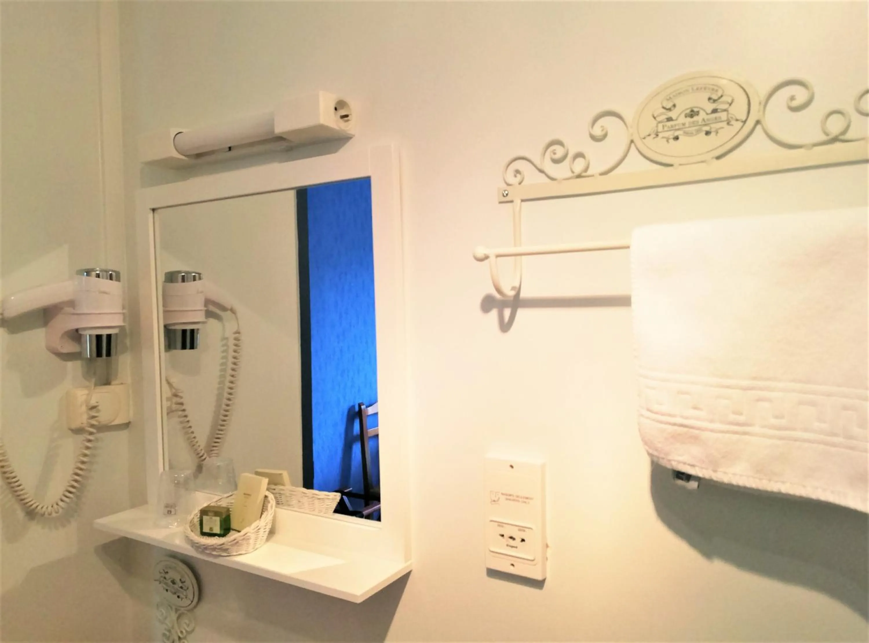 Bathroom in Logis Hotel Restaurant l'Orée Des Bois