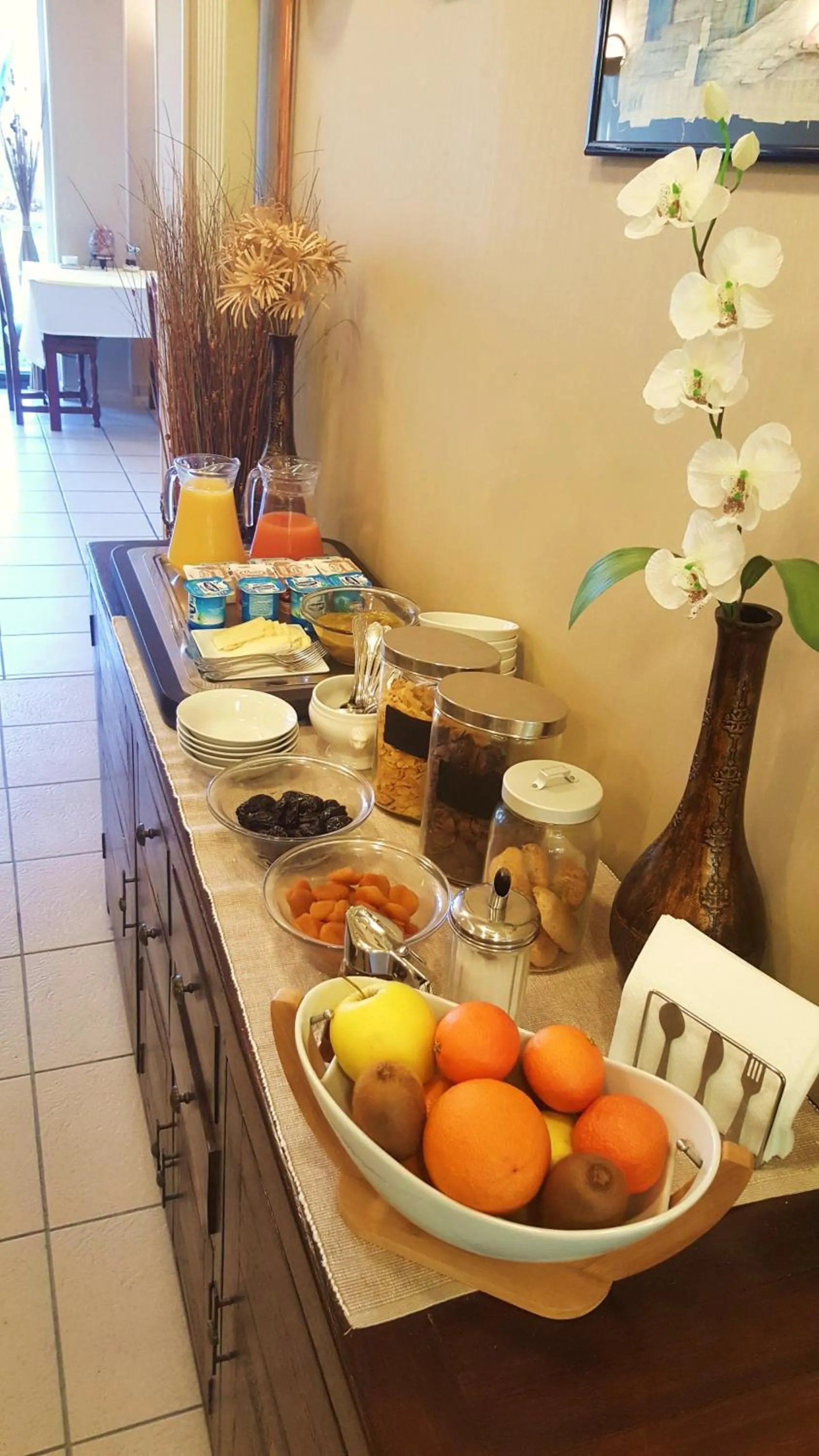 Dining area in Logis Hotel Restaurant l'Orée Des Bois