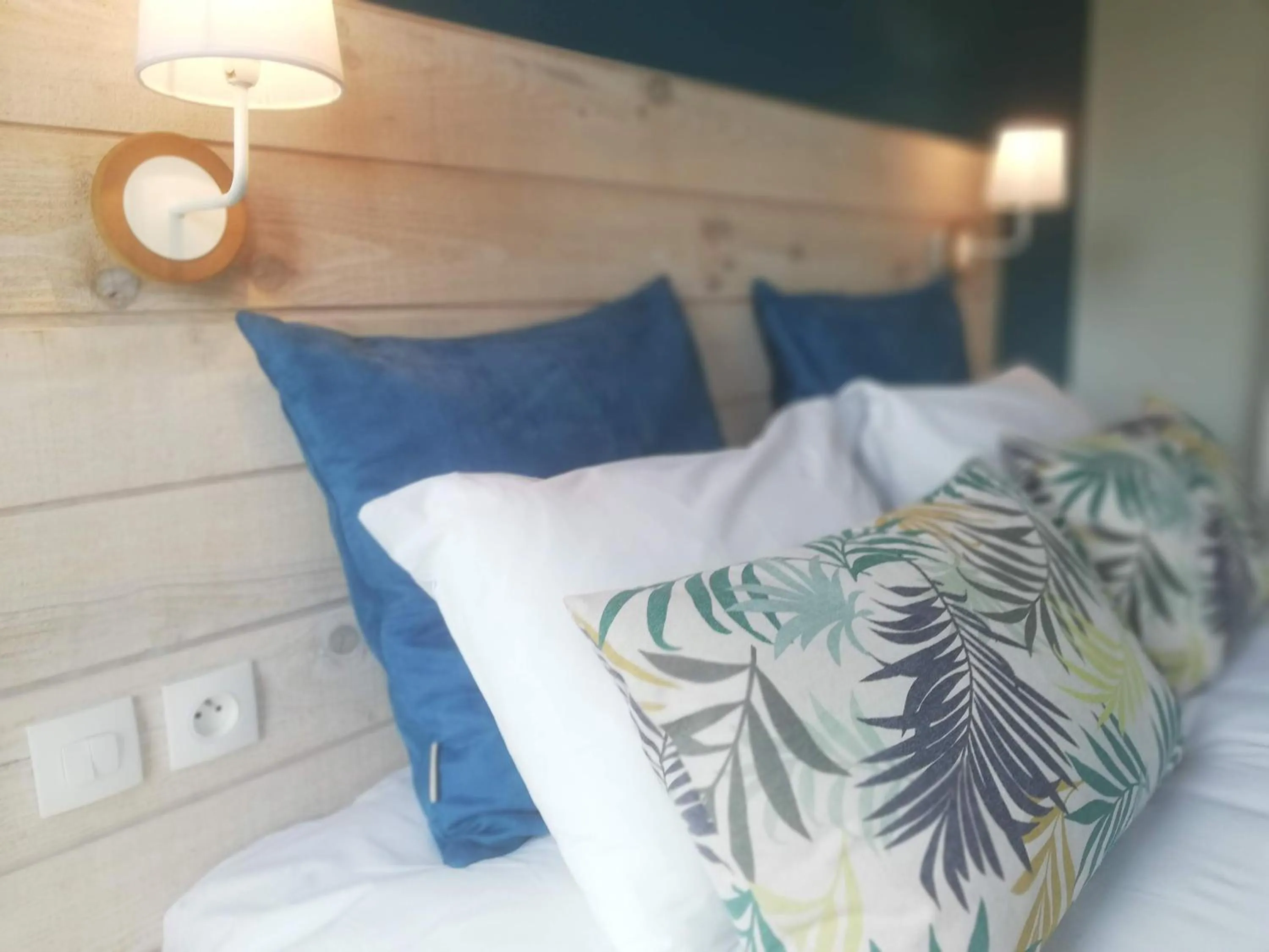 Decorative detail, Bed in Logis Hotel Restaurant l'Orée Des Bois